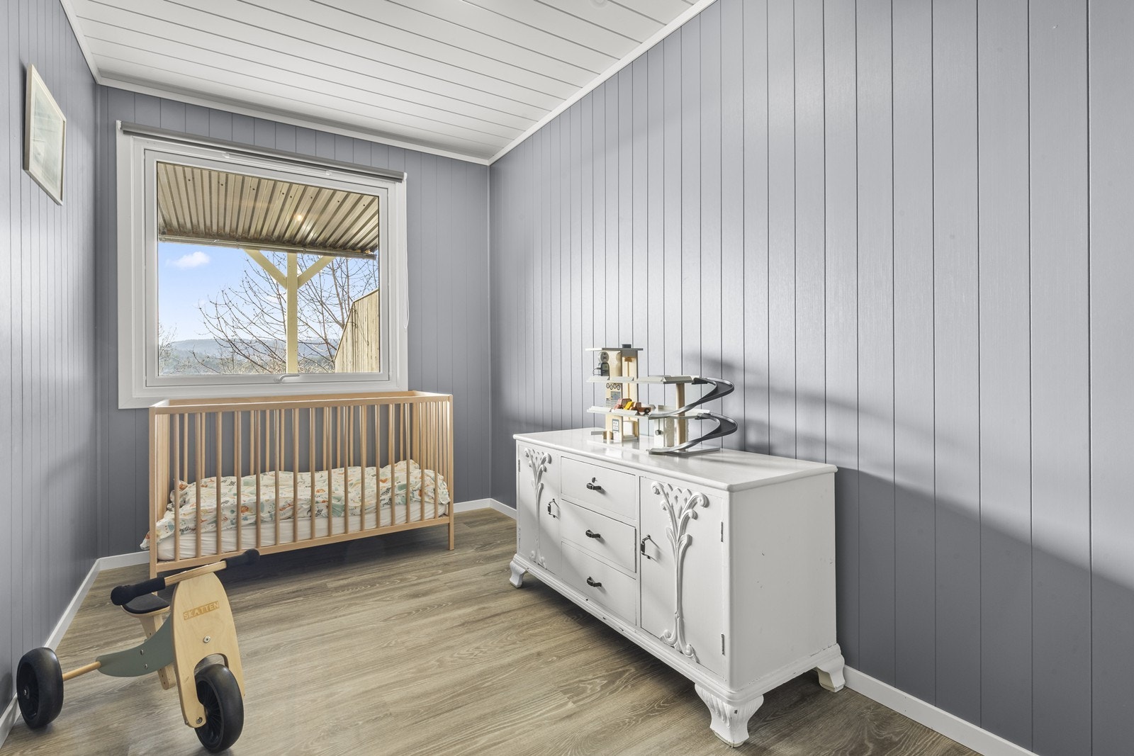 Soverom (nr. 3 av 3) med plass til seng, garderobeskap og skrivebord. Rommet passer utmerket som barnerom, hjemmekontor eller gjesterom Galleribilde