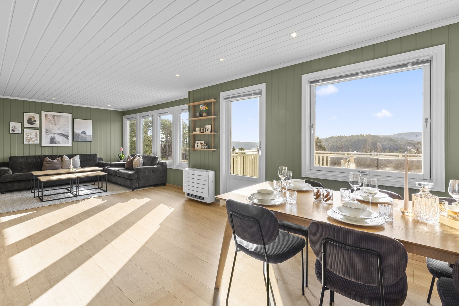 Lys stue med god plass til flere møbelgrupper. Nydelig utsikt fra stuen Galleribilde