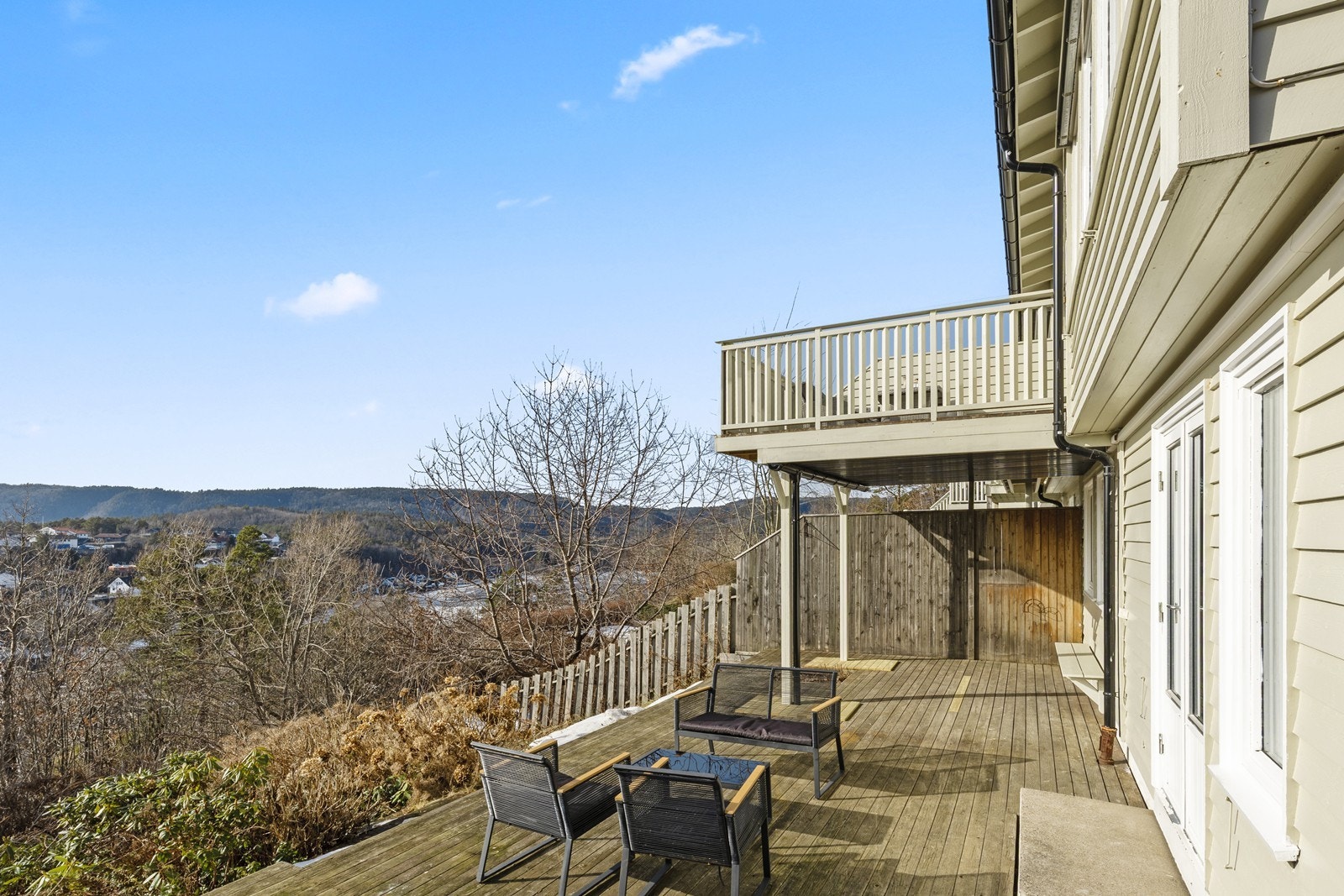 Lekkert og godt oppgradert enderekkehus med nydelig utsikt og gode solforhold Galleribilde