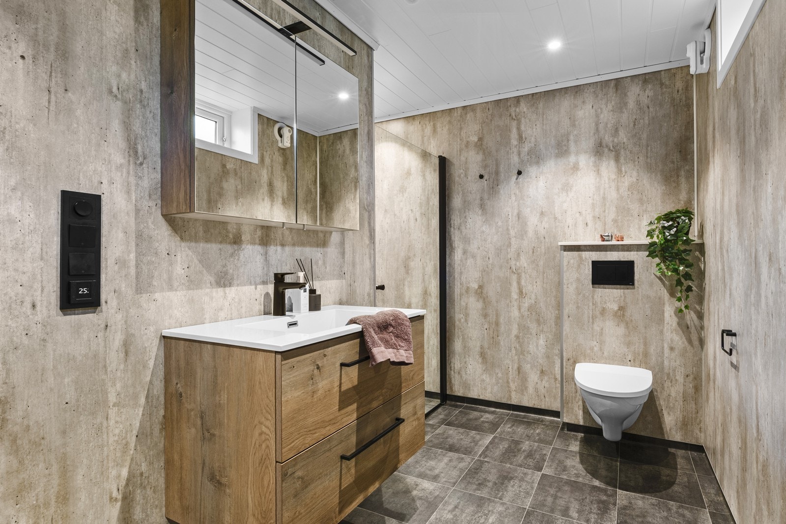 Delikat og stort bad fra 2021 med moderne baderomsmøbler, vegghengt toalett og dusjnisje Galleribilde