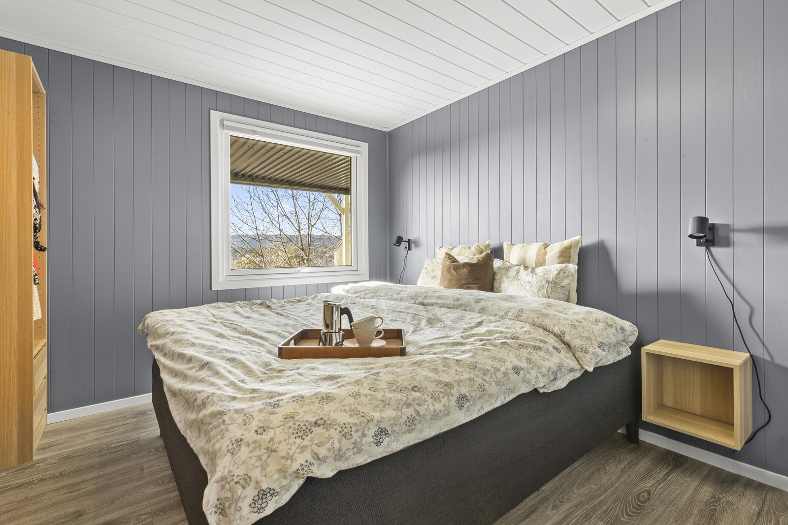 Hovedsoverommet er holdt i moderne og behagelige materialer Galleribilde