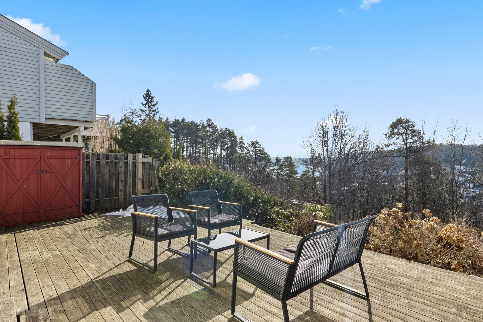 Stor og solrik terrasse med god plass til ute møbler. Her kan man nyte rolige omgivelser og flott utsikt Galleribilde