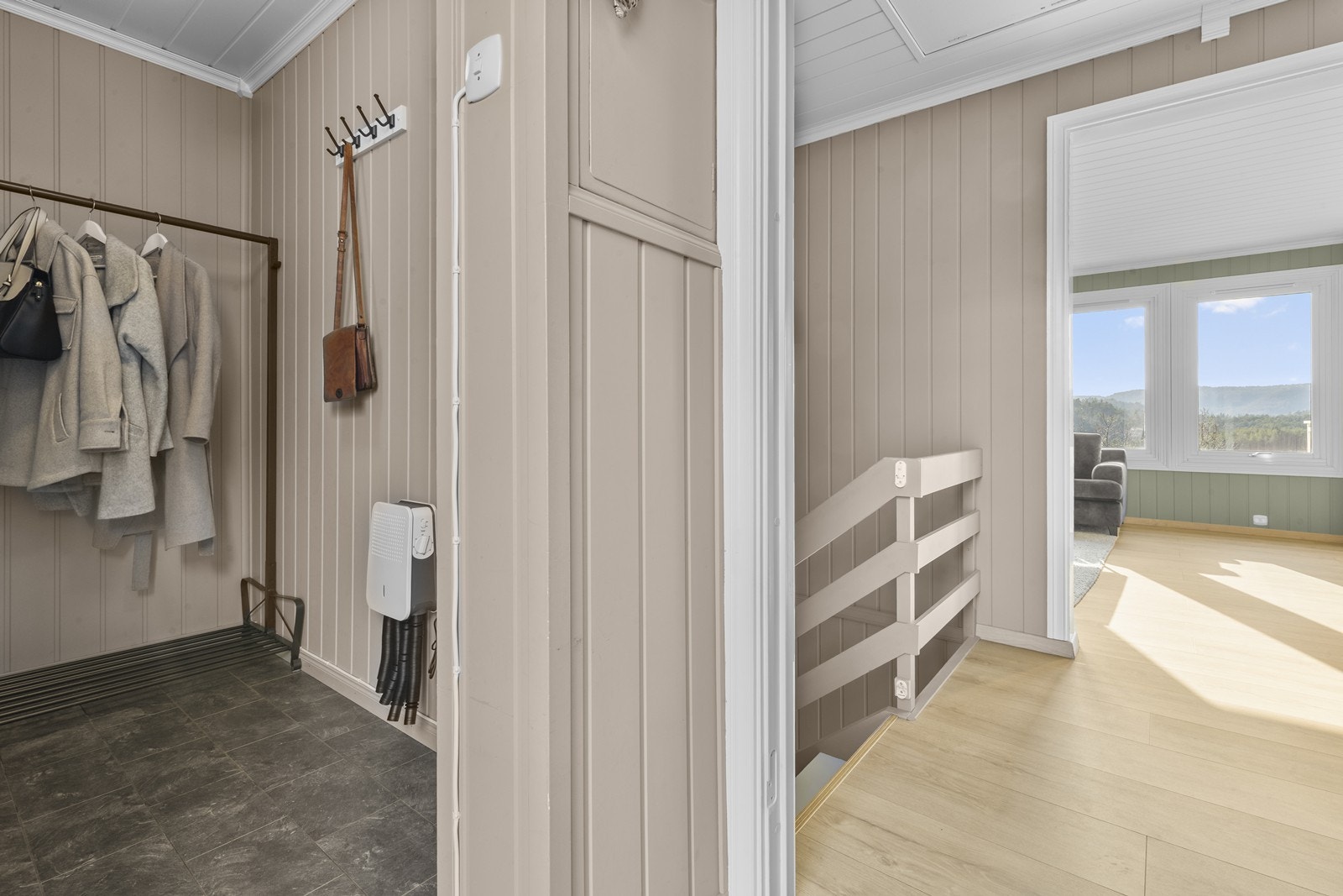 Vindfang med god plass til oppheng av yttertøy og oppbevaring Galleribilde