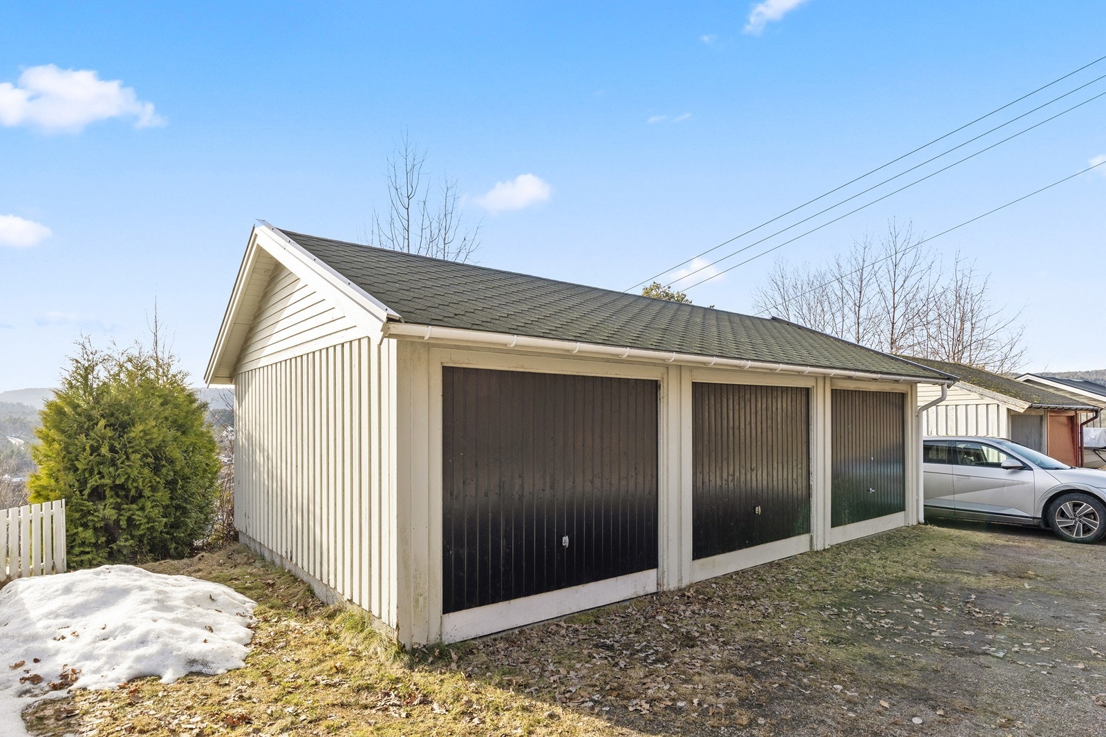 Garasje med plass til bil eller lagring. Galleribilde