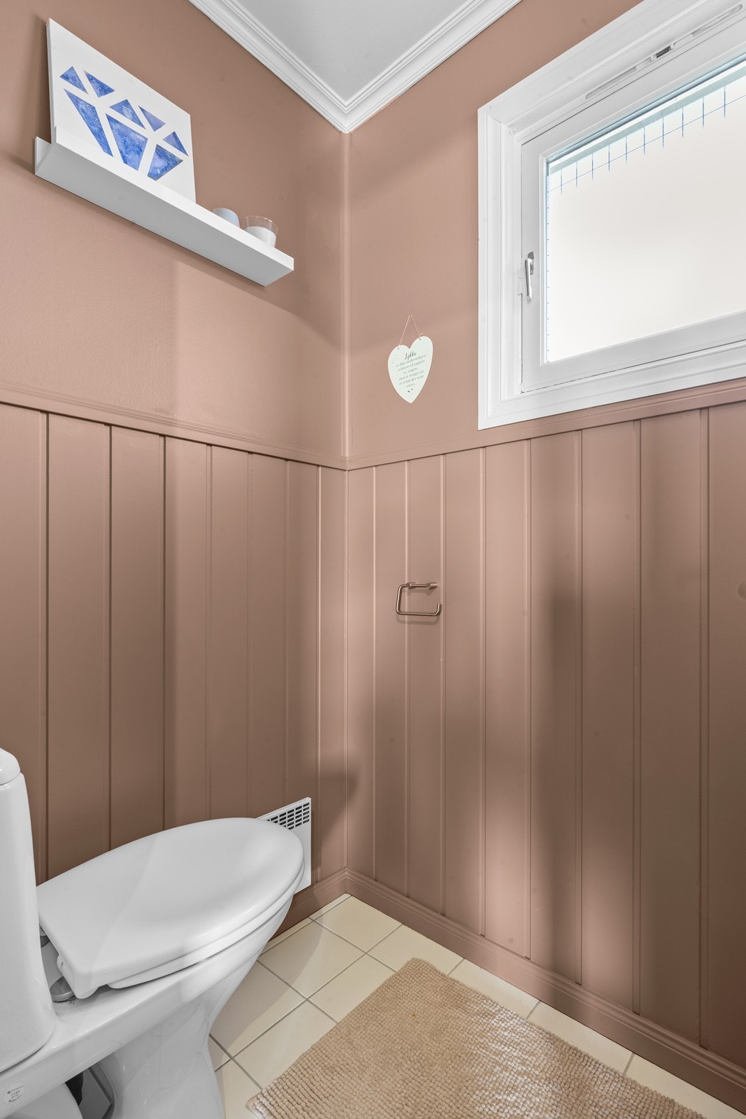 Praktisk toalettrom i tilknytning til husets inngangsparti Galleribilde