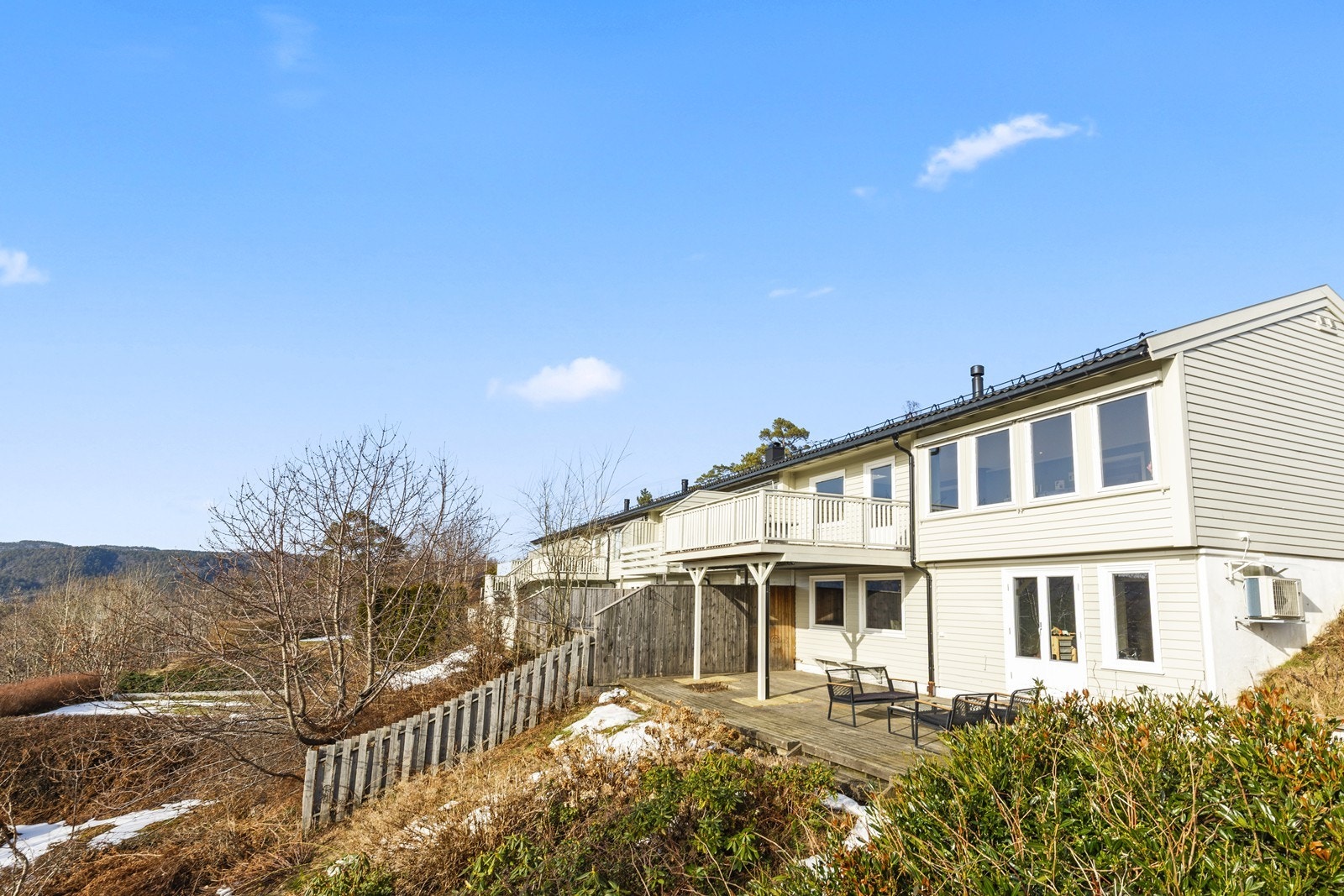 Skjermet og solrik uteplass og en bolig med tilbaketrukket beliggenhet Galleribilde