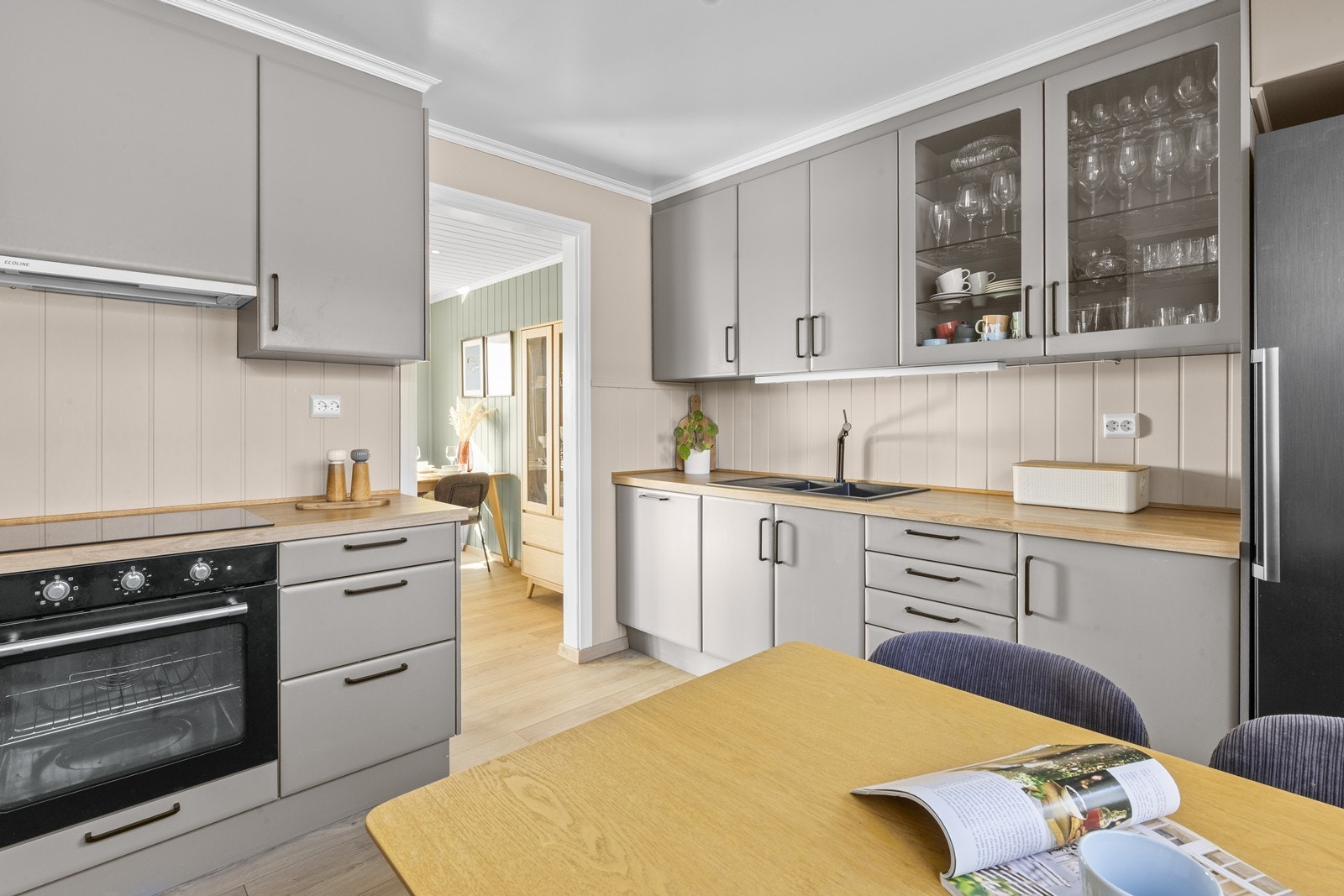 Praktisk og funksjonelt kjøkken med gode arbeidsflater, rikelig med skapplass og plass til spisebord. Galleribilde