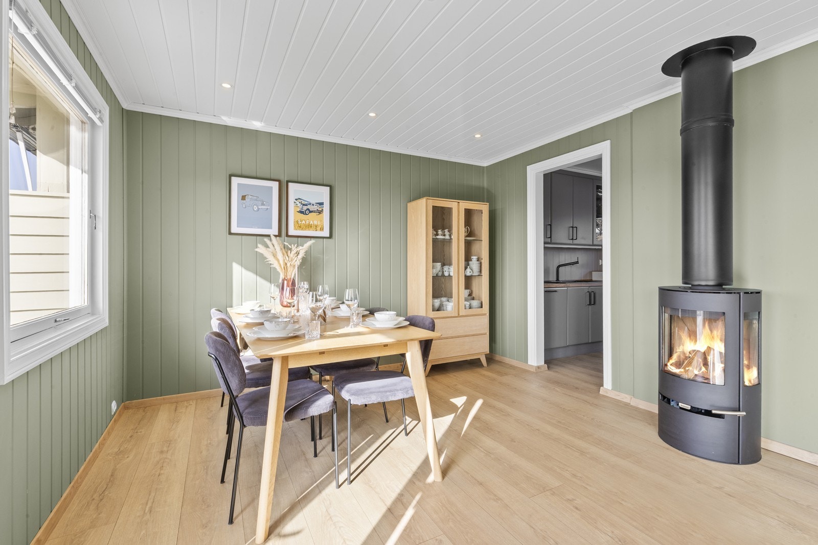 Hyggelig spiseplass med god plass til spisebord i nærheten av kjøkken. Nyere vedovnen byr på god varme Galleribilde