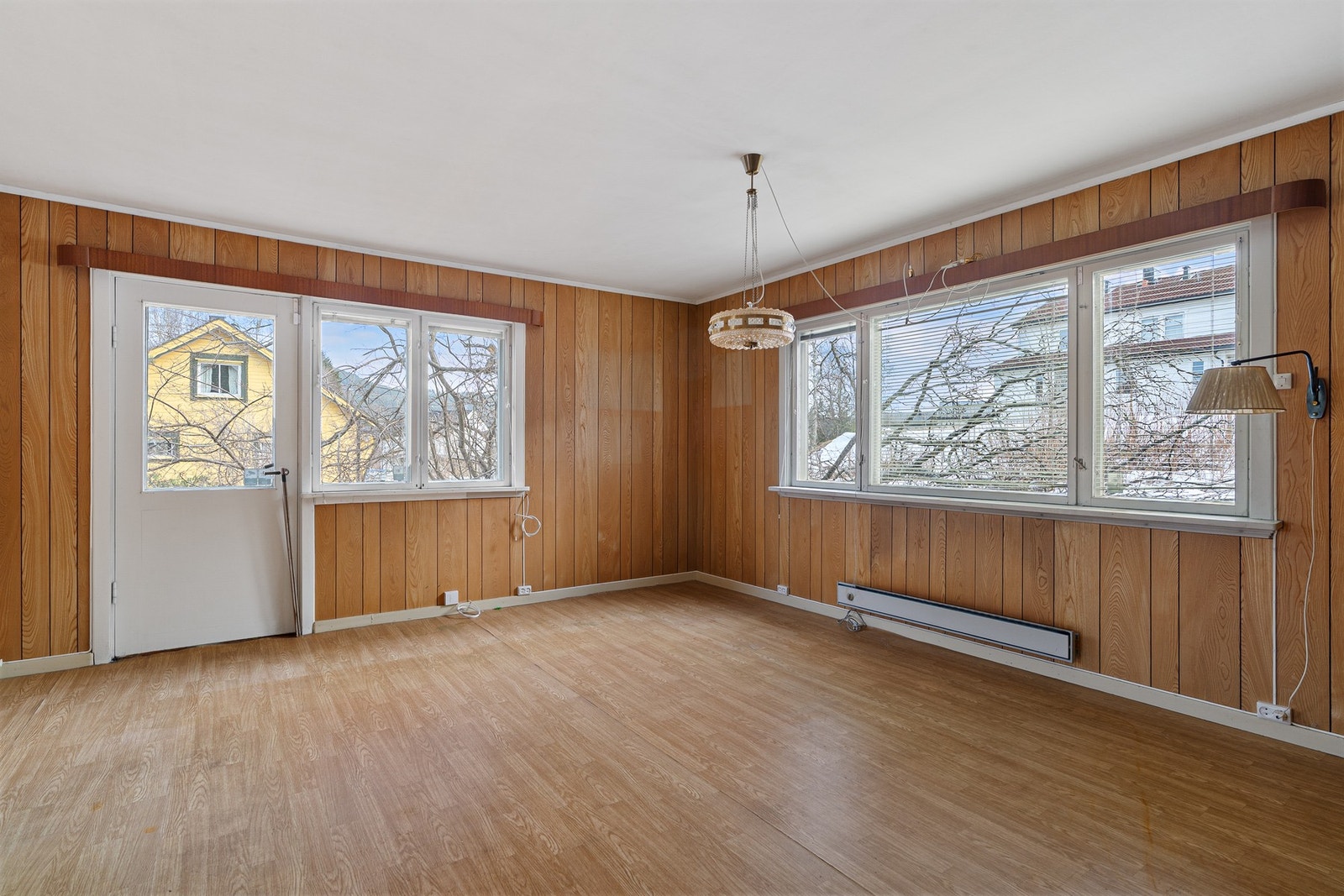 Lys og luftig stue med store vindusflater. Galleribilde