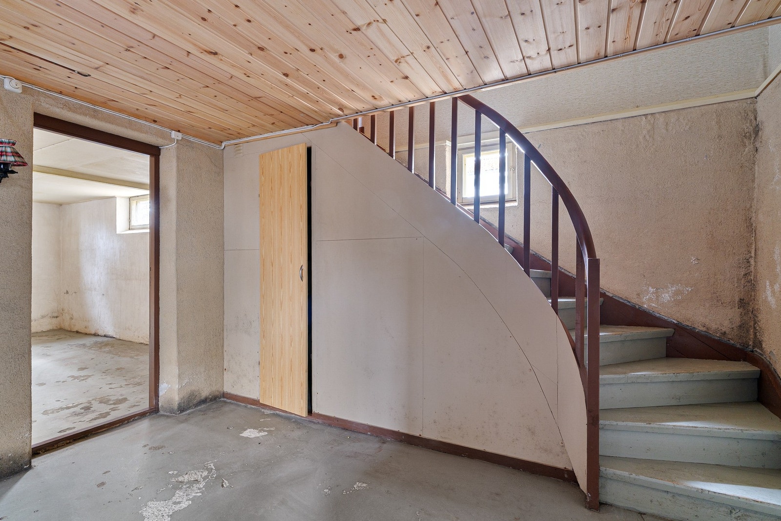 Gang med oppbevaringsplass under. Galleribilde