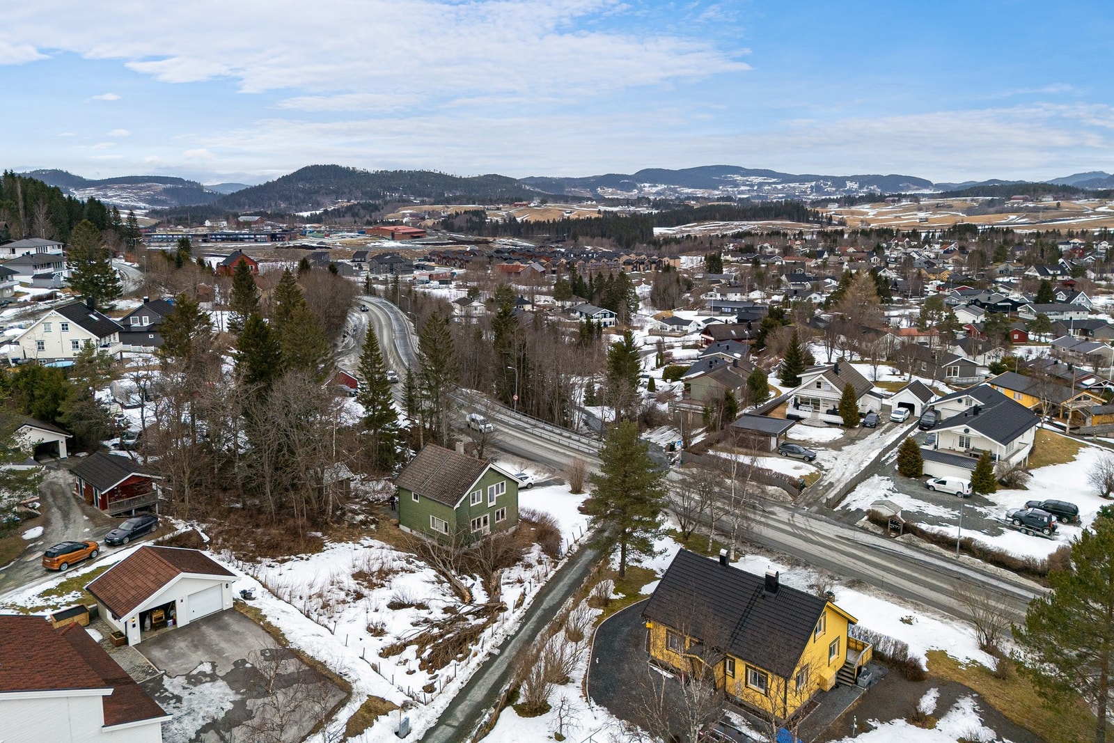 Eiendommen ligger bare noen hundre meter fra skole og idrettsanlegg. Galleribilde