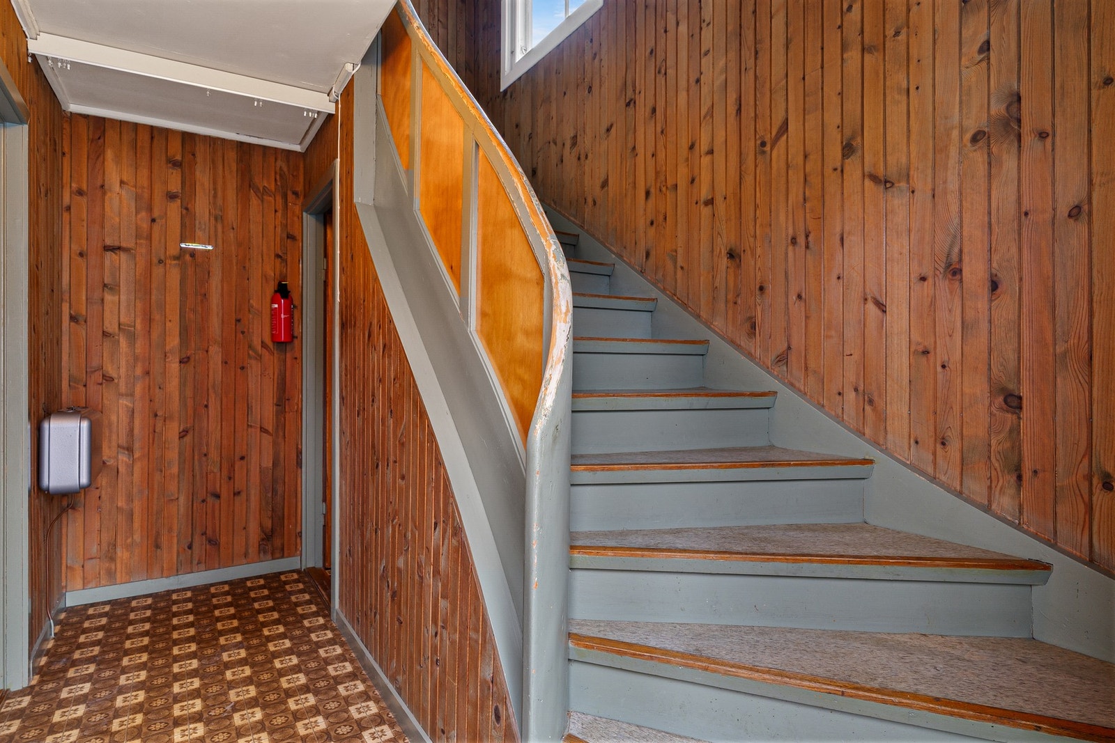 Gang med trapp opp til 2.etg. Galleribilde