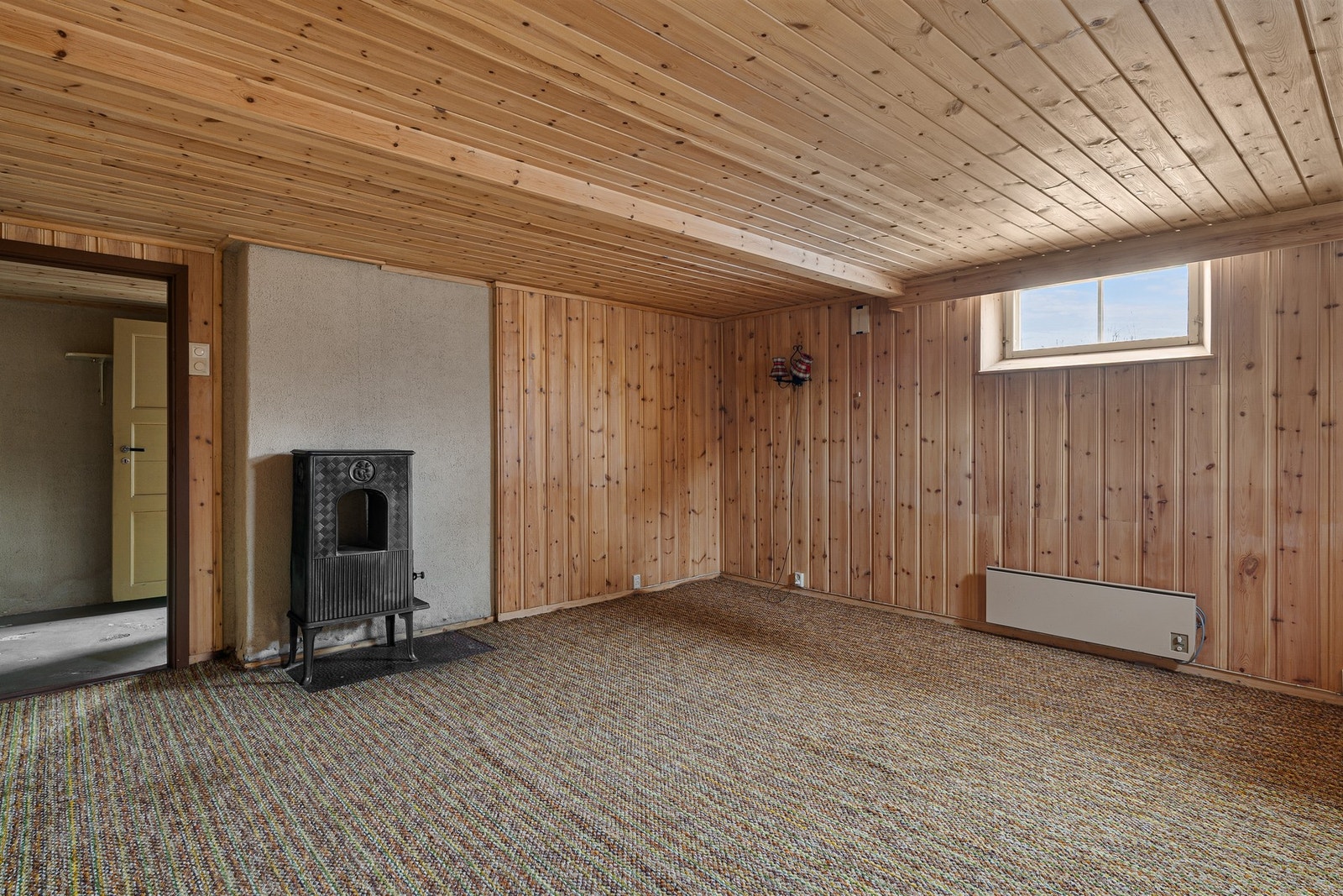 Kjellerstue med vedovn. Galleribilde