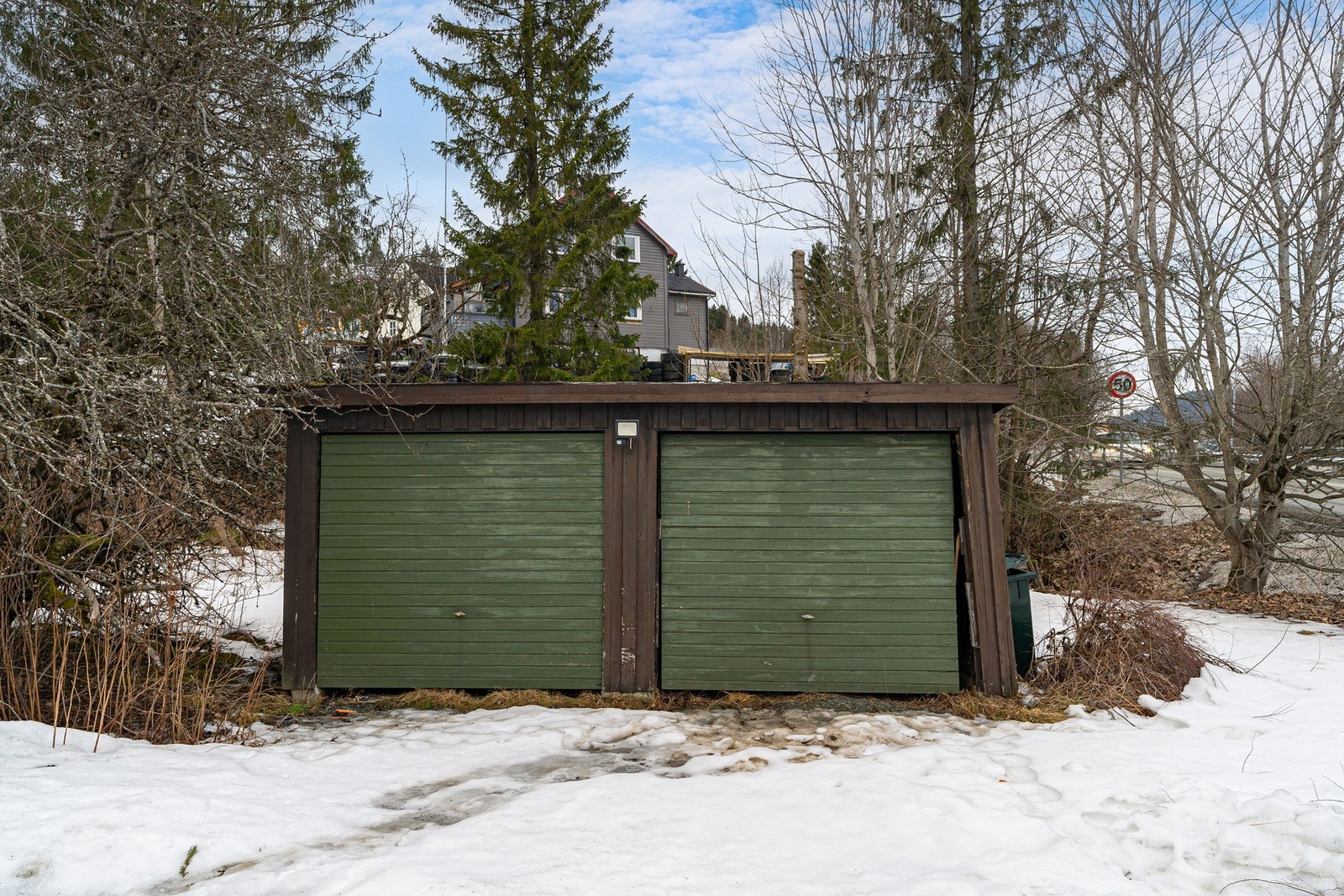 Det står en eldre garasje på tomten. Galleribilde