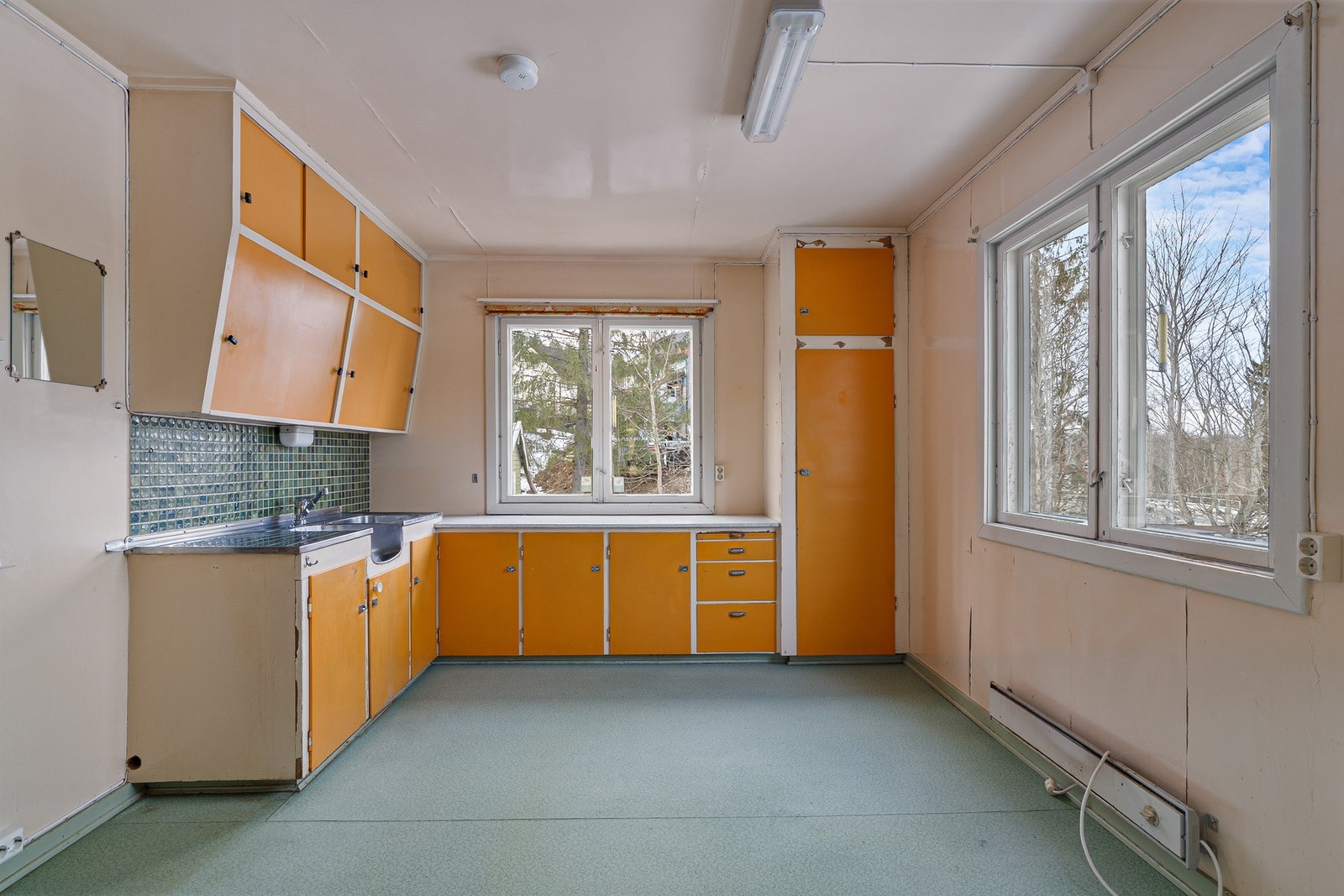 Stort kjøkken med trivelig spiseplass. Galleribilde