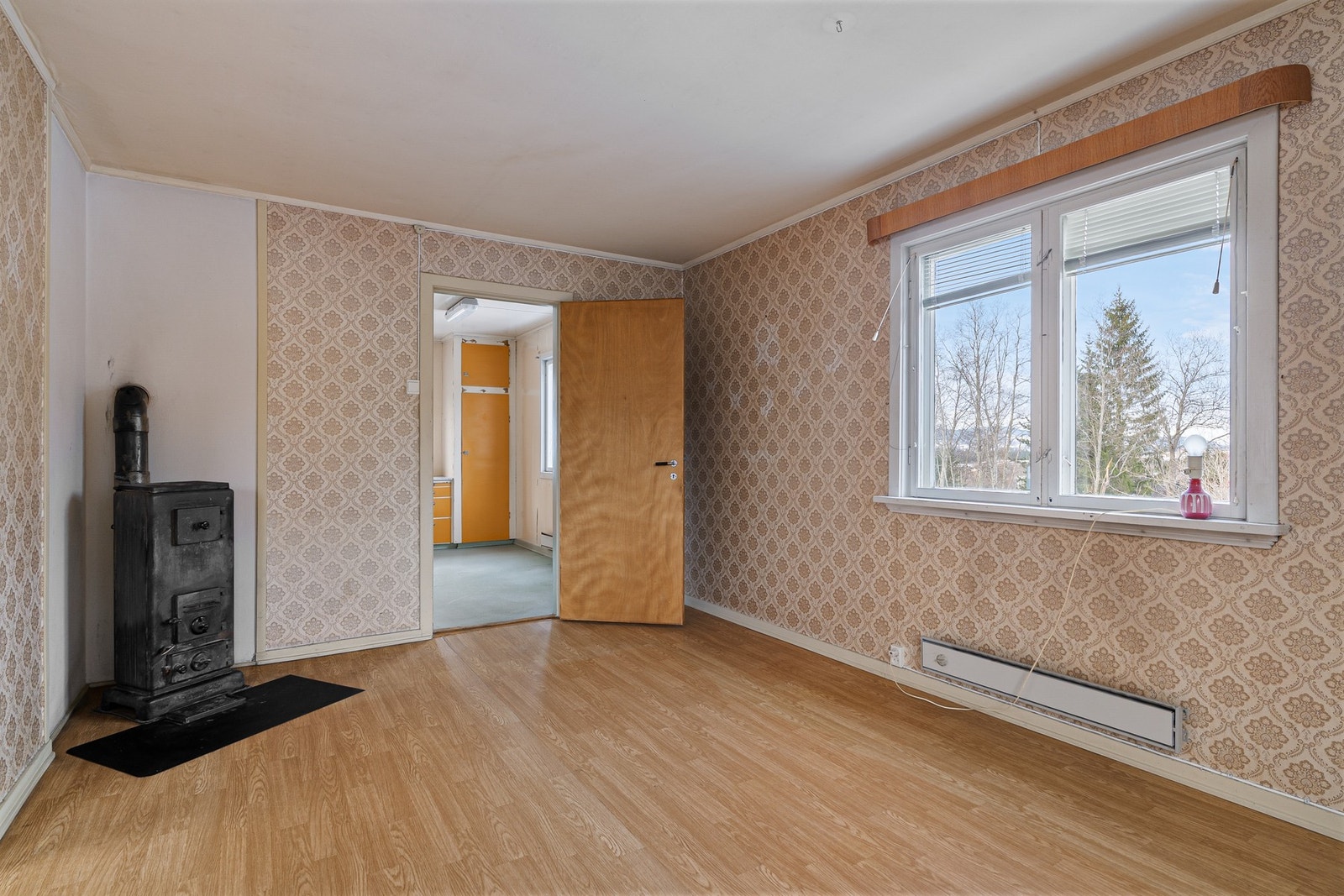 Stue med inngang til kjøkken. Galleribilde