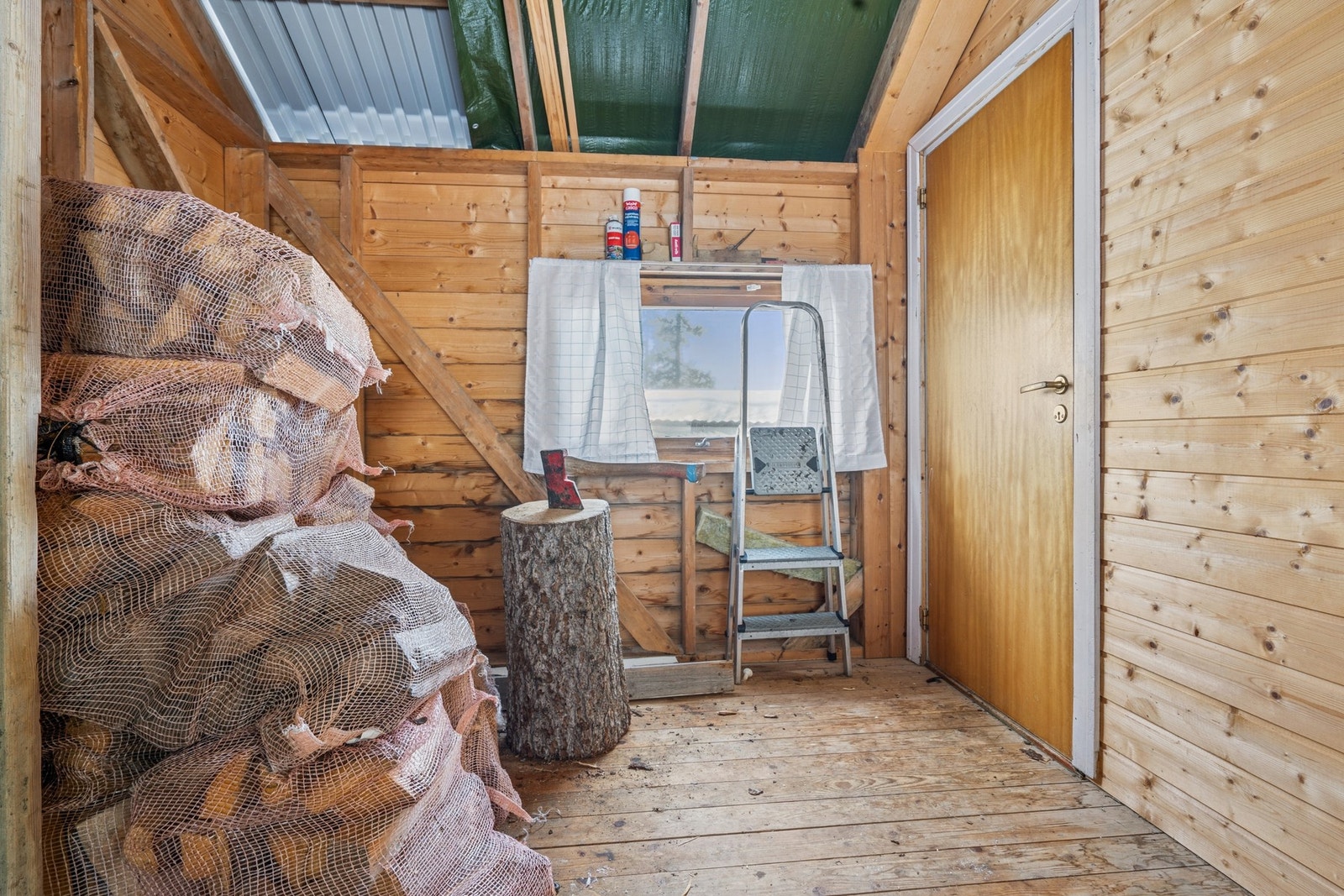 Uthus med oppbevaring og utedo. Galleribilde