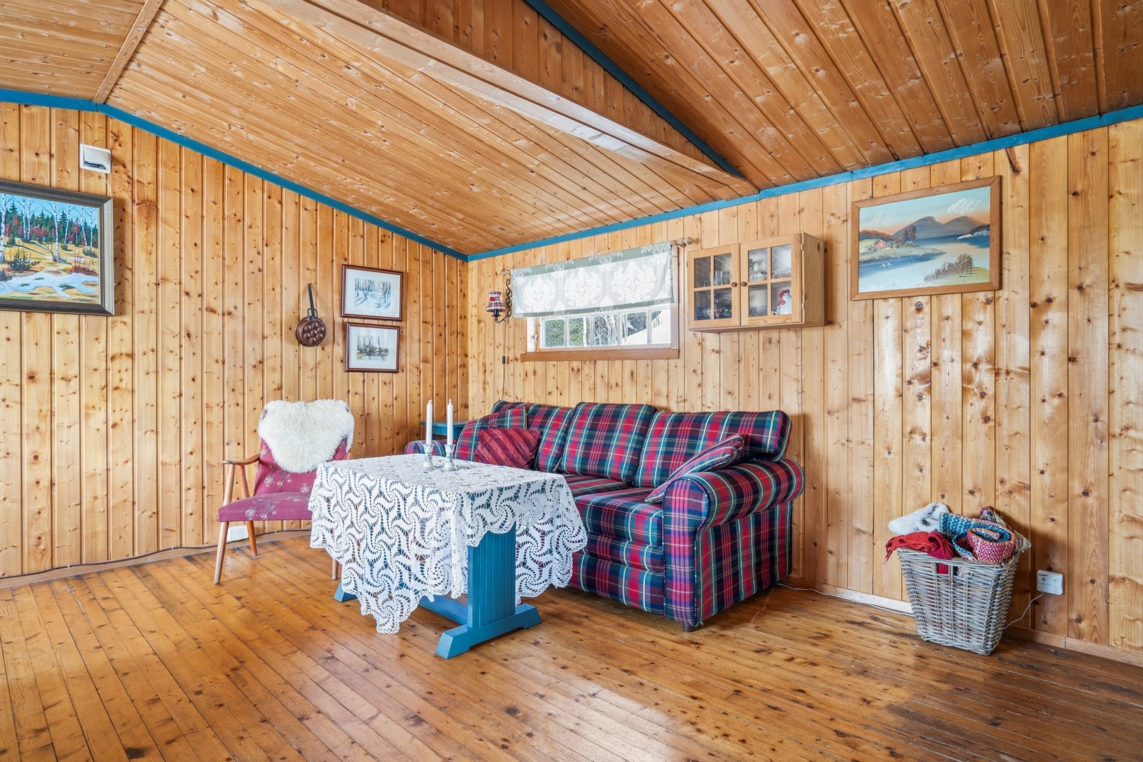 Her er det parkett på gulv og panel på vegger og i tak. Galleribilde