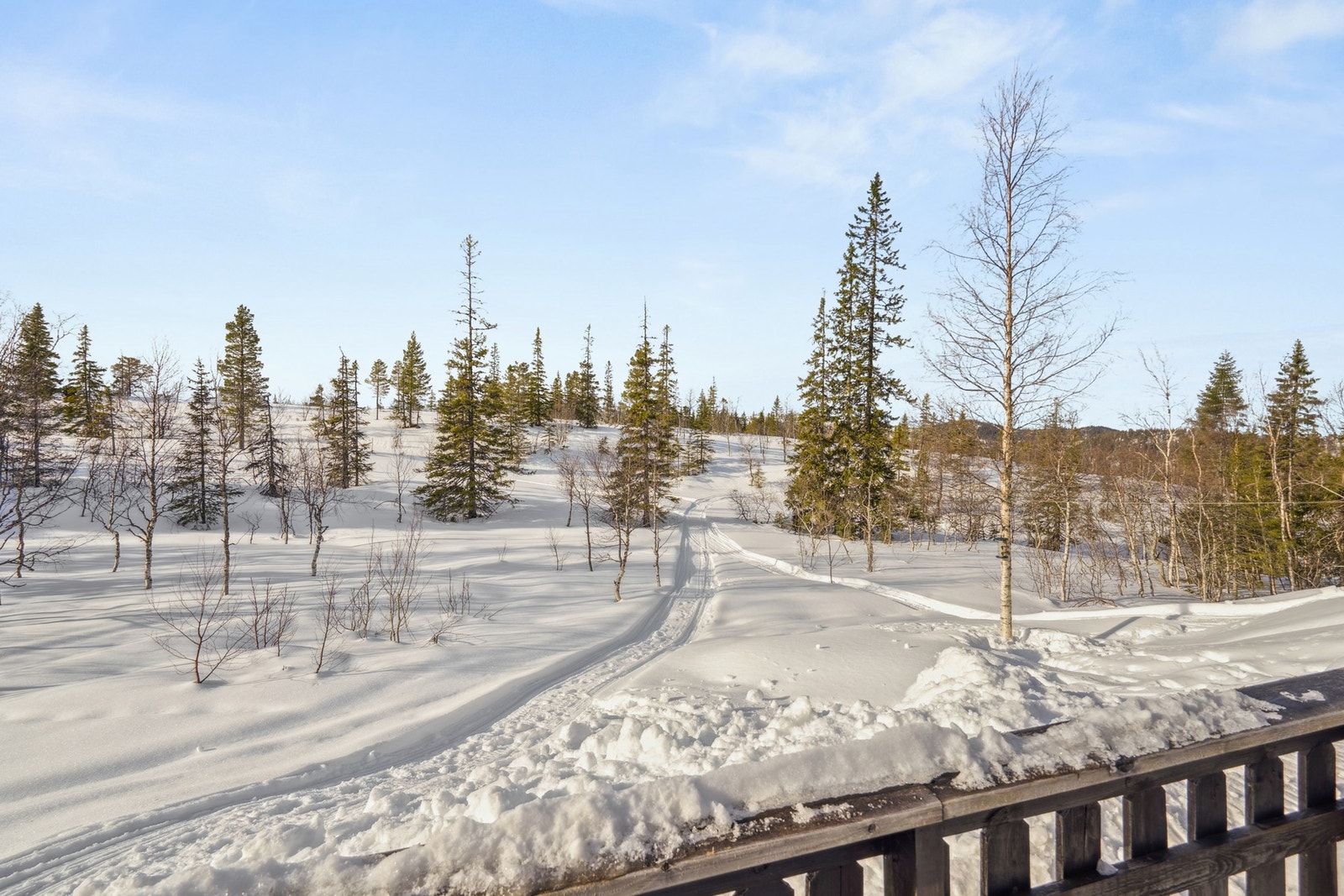 Om sommeren er det bilvei 100 meter unna eiendommen og på vinteren er det adkomst med snøscooter. Galleribilde