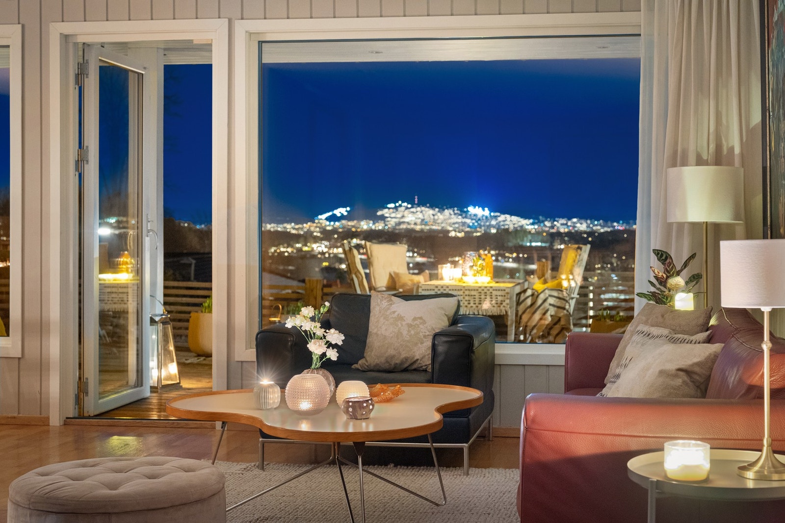 Fra stuen er det utgang til en nordøstvendt terrasse, mens det fra gangen er utgang til en sørøstvendt terrasse - noe som gir gode muligheter for å nyte både sol og utsikt gjennom dagen. Galleribilde