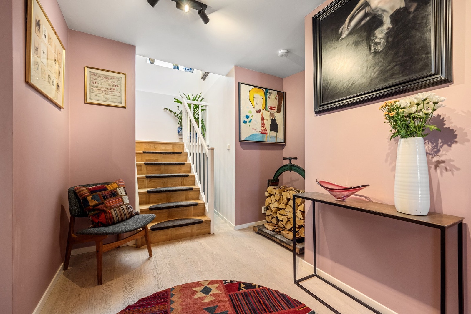 Gangen i underetasjen har adkomst til flere av boligens rom samt trapp til hovedetasjen. Galleribilde