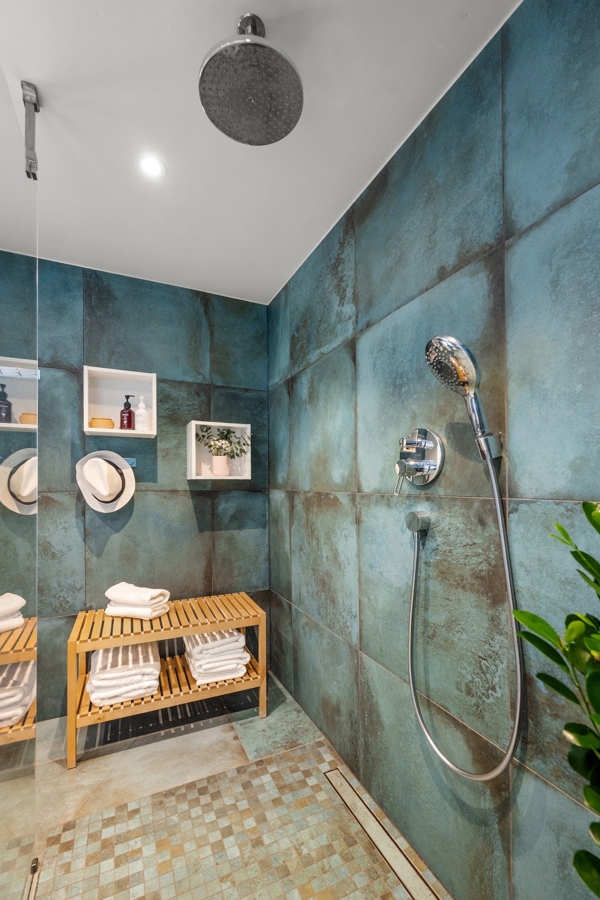 Stilrent og moderne bad med delikat flisvalg og romslig dusjsone. Galleribilde