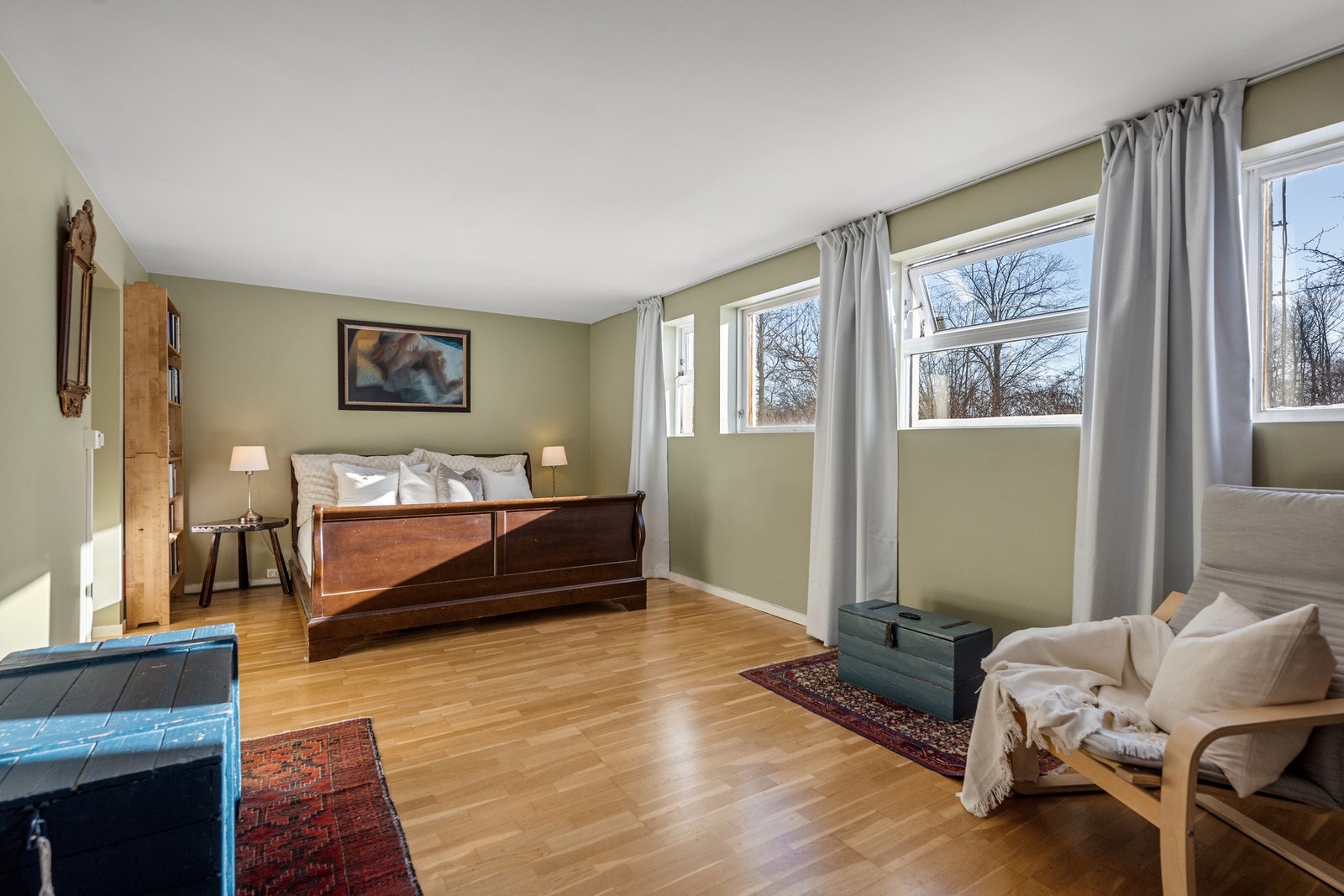 Romslig hovedsoverom med gode lysforhold og plass til både seng og sittegruppe. Galleribilde