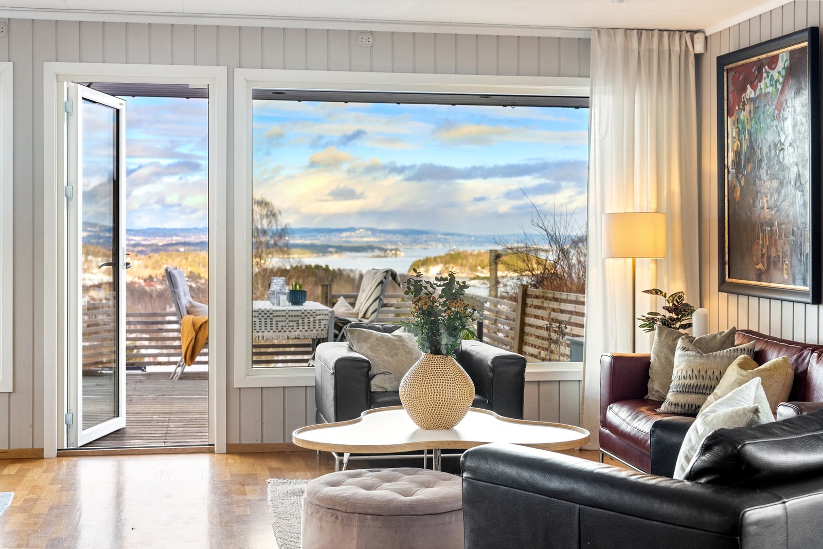 Fra stuen er det direkte utgang til terrasse, og de store vinduene rammer inn den flotte utsikten. Galleribilde