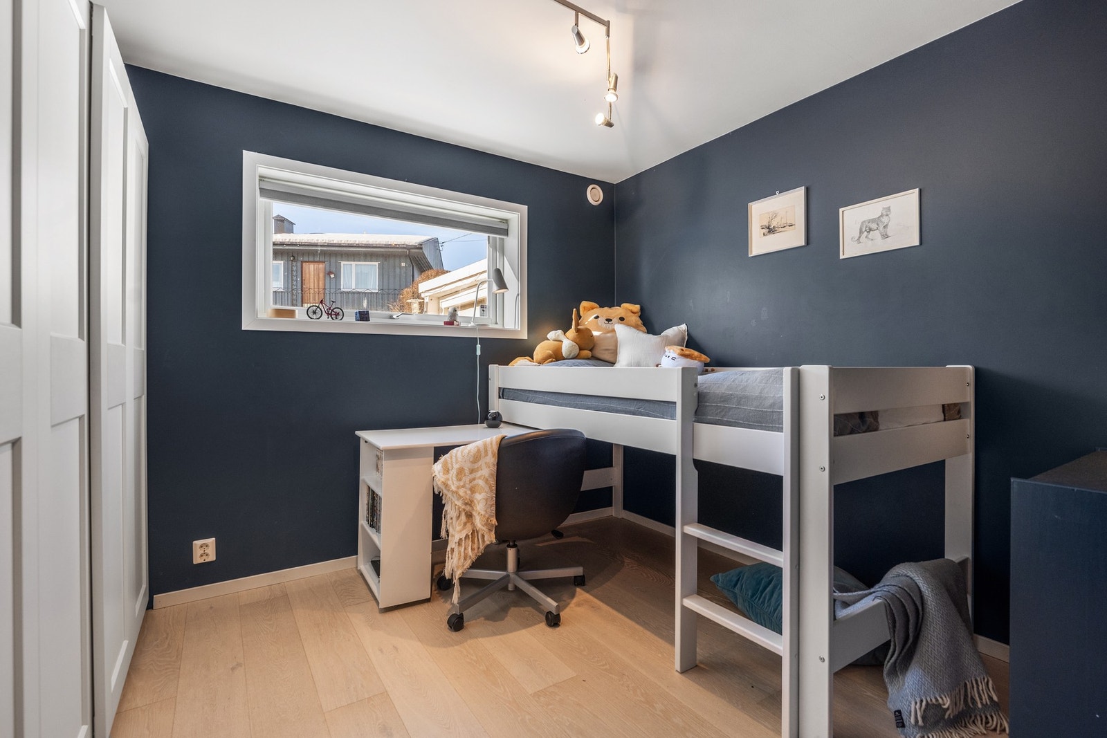 Trivelig soverom med vindu som slipper inn godt med dagslys og plass til både seng og arbeidsplass.For ordens skyld bemerkes at dette rommet ikke er byggemeldt som soverom. Galleribilde