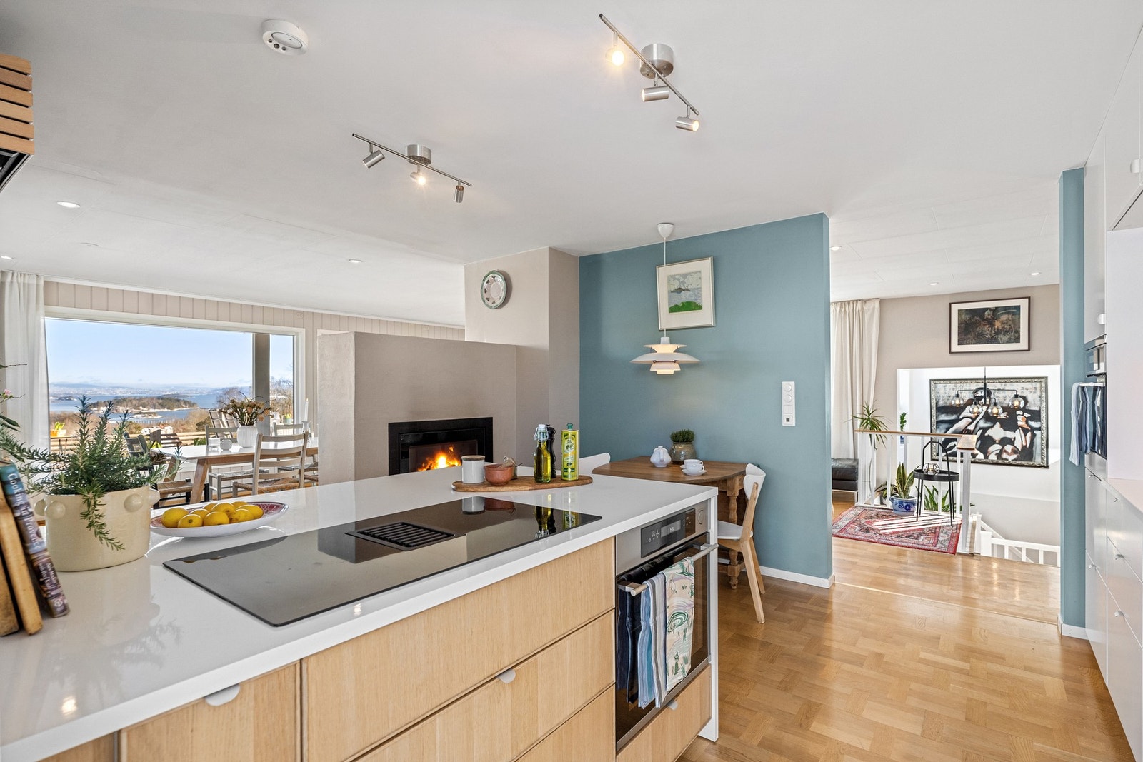 Kjøkkeninnredningen er fra 2019 og har en praktisk kjøkkenøy som skaper et naturlig samlingspunkt i rommet. Galleribilde