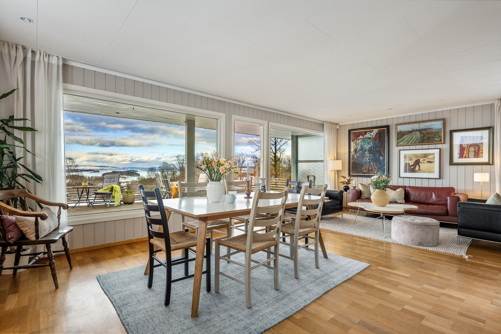 Stuen byr på gode møbleringsmuligheter og en lun atmosfære - perfekt for både hverdagsliv og hyggelige sammenkomster. Galleribilde