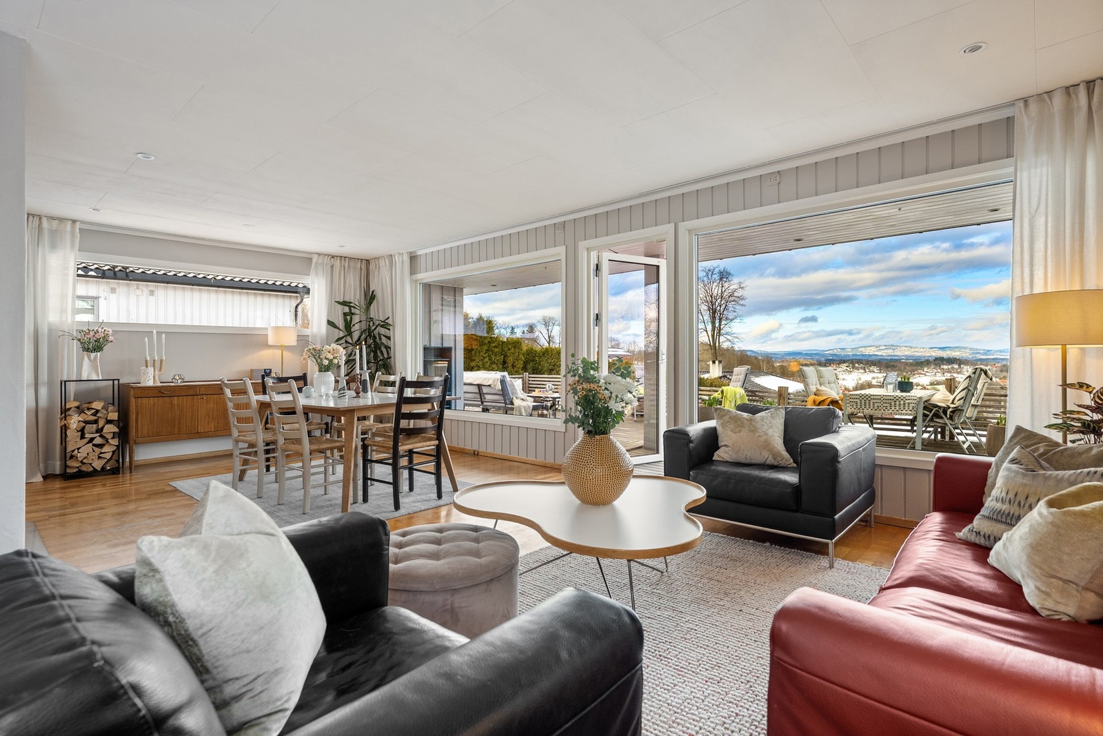 Den åpne løsningen mellom stue og spisestue skaper en luftig og sosial sone i boligen. Galleribilde