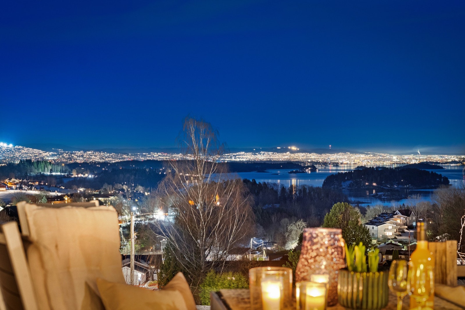 Når mørket faller på forvandles utsikten til et vakkert panorama av lys fra byen og fjorden. Galleribilde