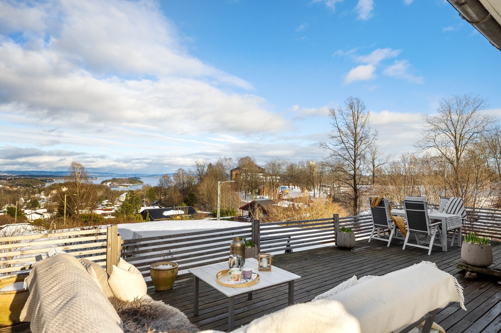 Fra terrassen er det direkte forbindelse til stue og spisestue, noe som gir en sømløs overgang mellom inne- og utearealer. Galleribilde