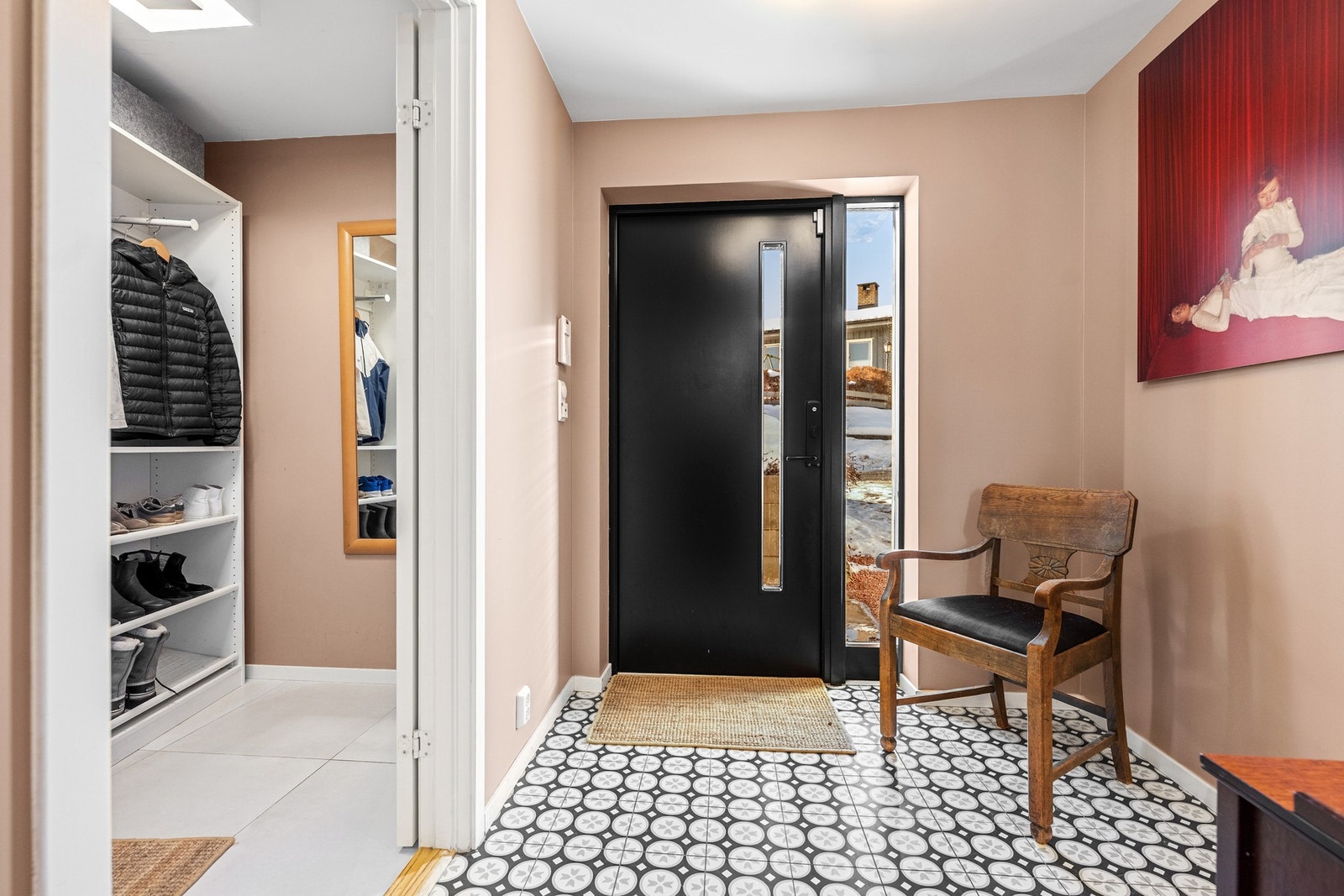 Entré i underetasjen som gir et hyggelig første møte med boligen. Galleribilde