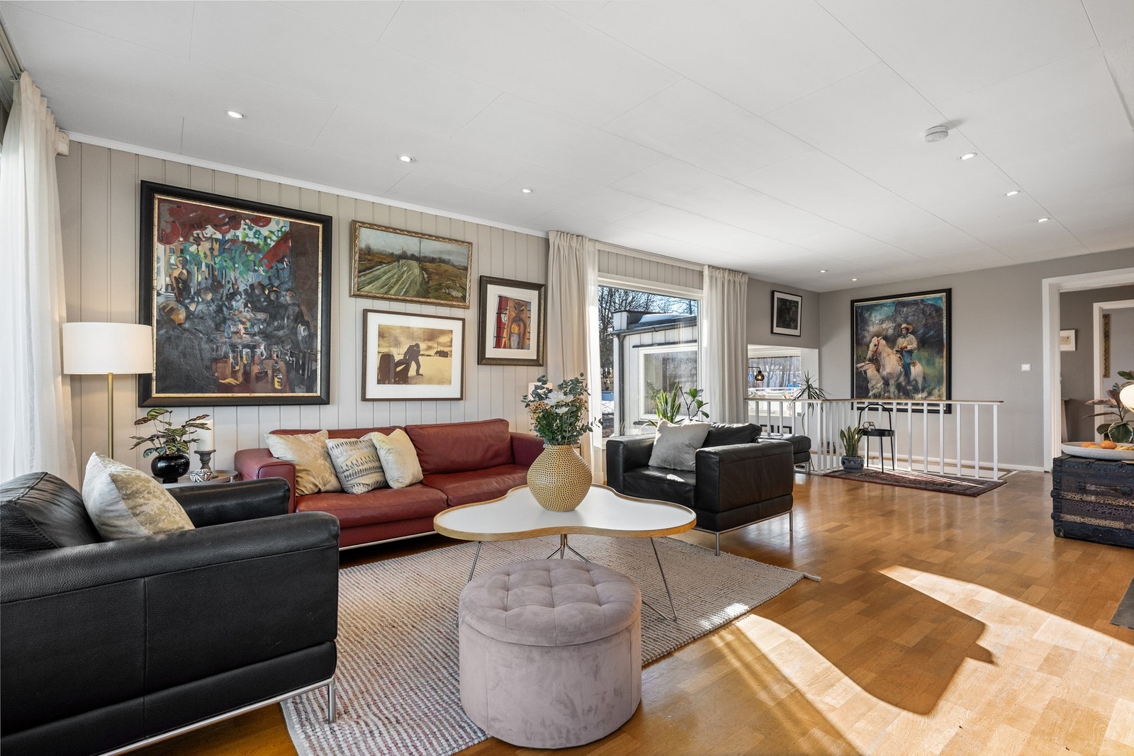 Innvendige gulvflater består hovedsakelig av parkett i oppholdsrommene og fliser på badene. Galleribilde