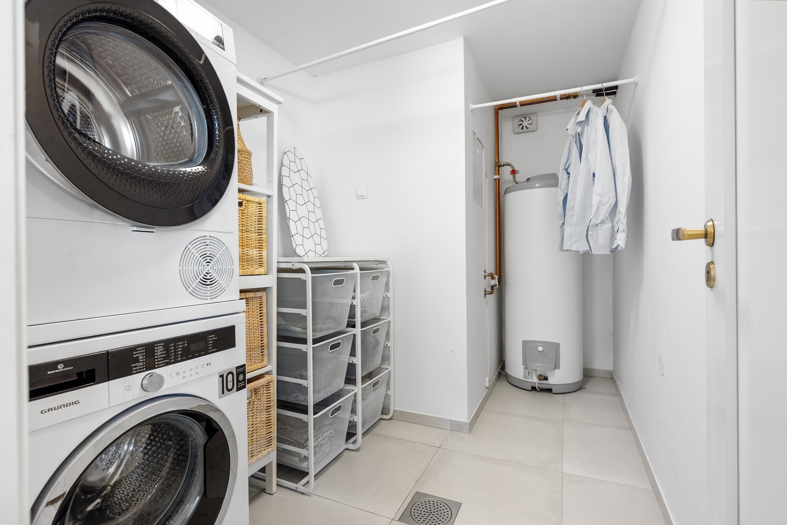 Vaskerommet i underetasjen er opplyst oppført i 2019 og fremstår som praktisk innredet med flislagt gulv med gulvvarme, malte vegger og opplegg for vaskemaskin. Galleribilde