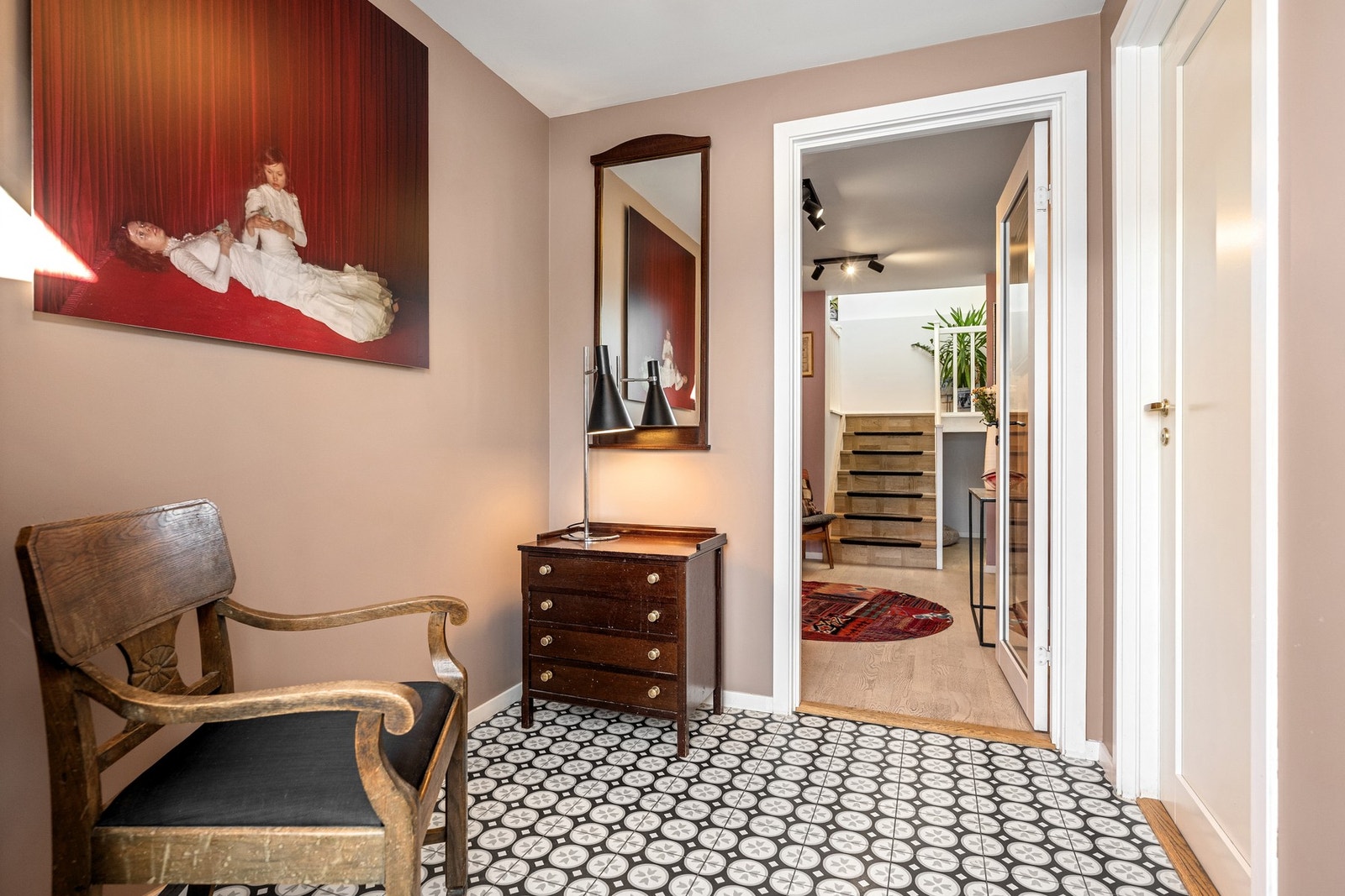 Praktisk entré med plass til oppbevaring og tilknytning til garderobe. Galleribilde