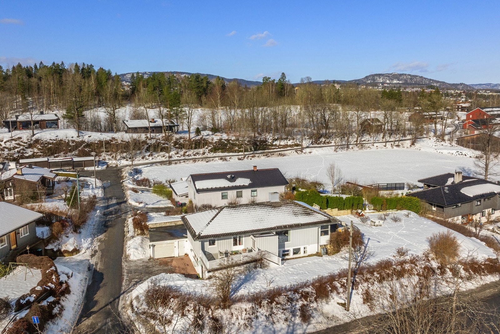 Området sogner til Blakstad barneskole, som ligger i kort avstand fra boligen, og Vollen ungdomsskole. Galleribilde