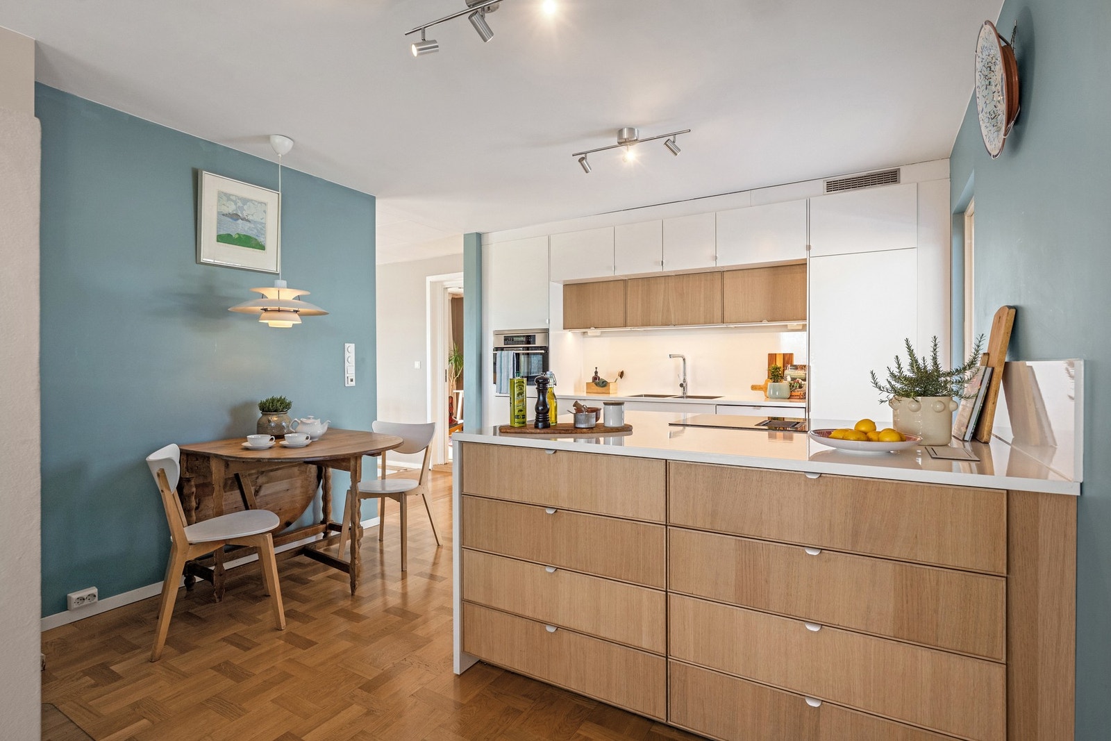 Løsningen gir gode arbeidsflater og legger til rette for både matlaging og sosialt samvær. Galleribilde