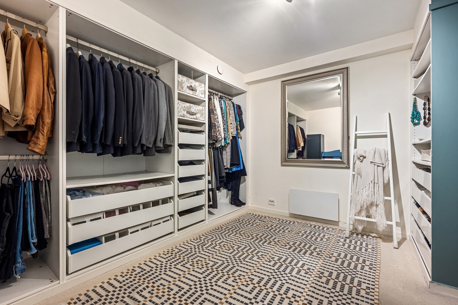 Fra hovedsoverommet er det adkomst til romslig walk-in closet med gode oppbevaringsløsninger. Galleribilde