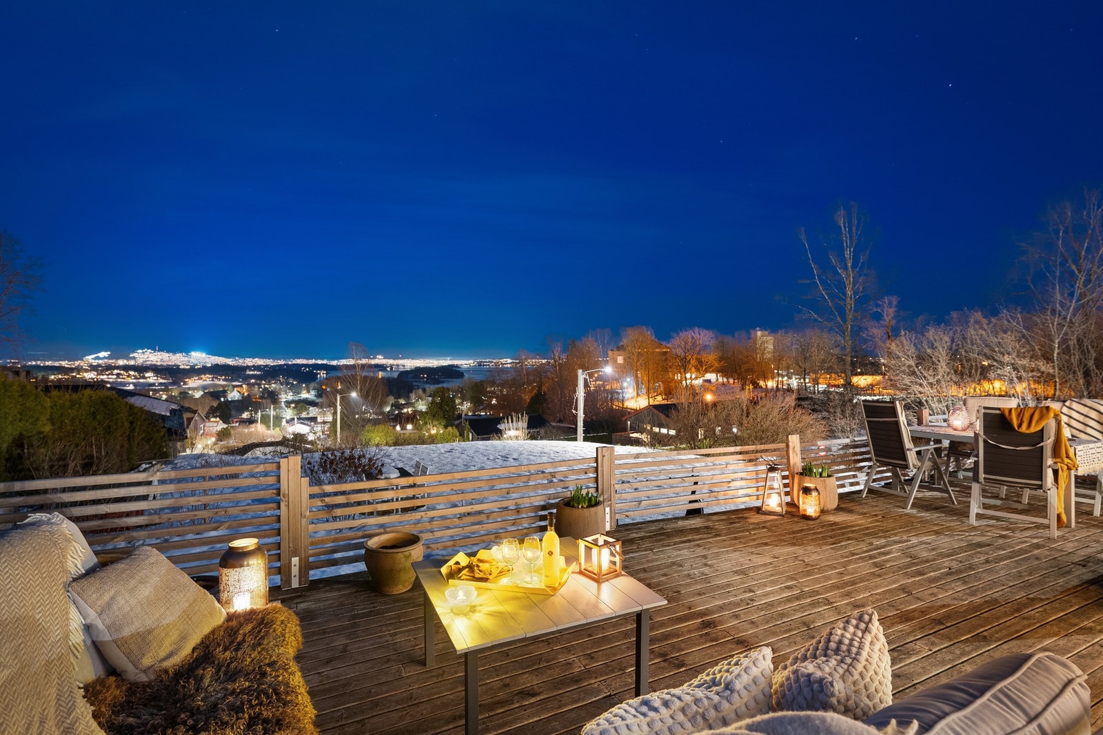 Fra terrassen kan du nyte en fantastisk utsikt over landskapet og fjorden. Galleribilde