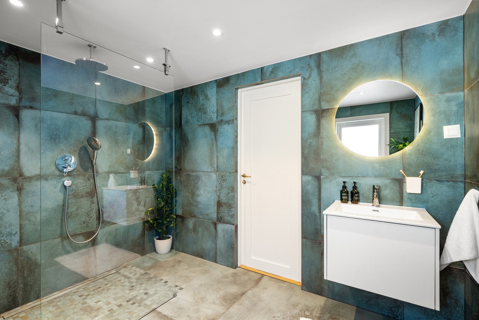 Lekre detaljer og moderne innredning gir badet et elegant og tidløst uttrykk. Galleribilde