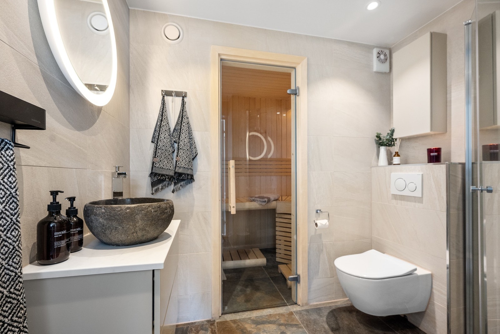 Dette badet har direkte tilkomst fra hovedsoverommet. Galleribilde