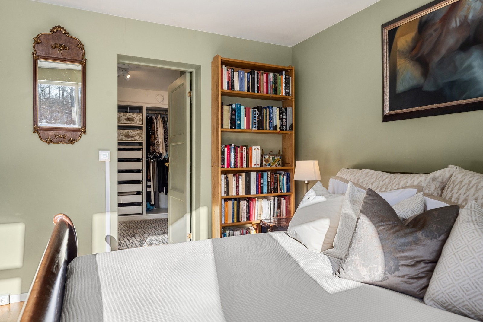 Hovedsoverommet har en privat sone med direkte tilknytning til walk-in closet og eget bad. Galleribilde