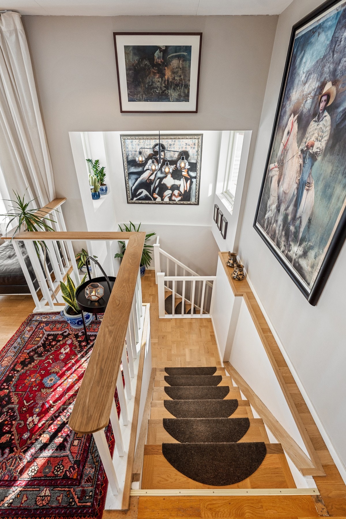 Vi går ned en etasje. Galleribilde