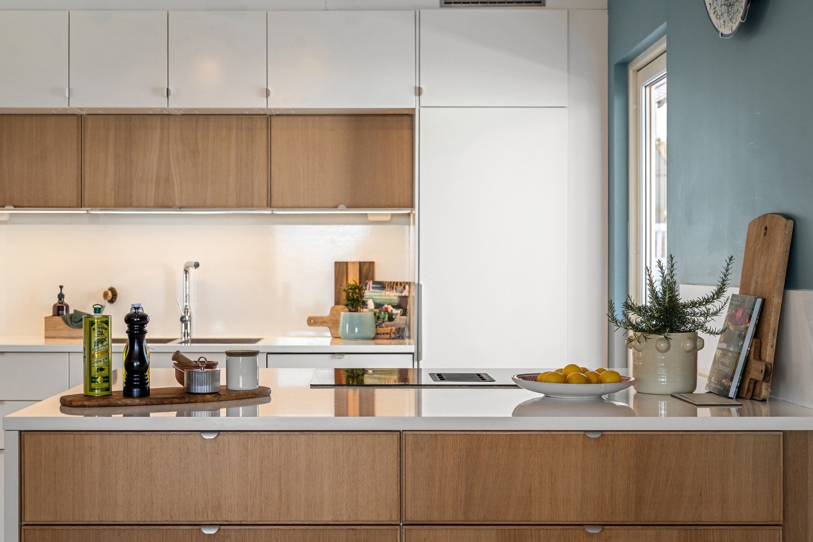 Kjøkkenet fremstår moderne og funksjonelt med kjøkkenøy, gode oppbevaringsløsninger og rikelig med benkeplass. Galleribilde