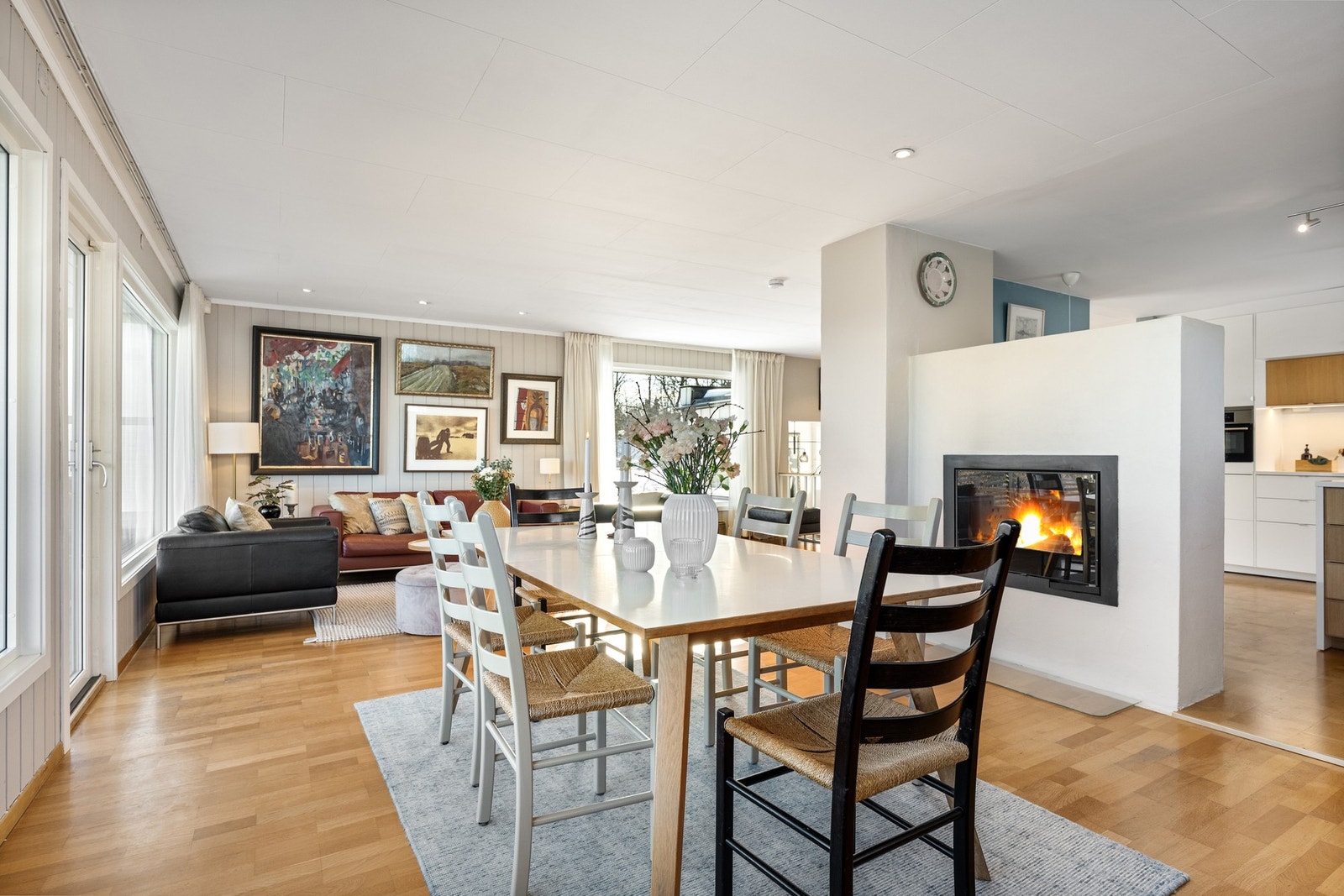 Peisovn med glassdør gir både varme og en lun atmosfære i oppholdsrommet. Galleribilde