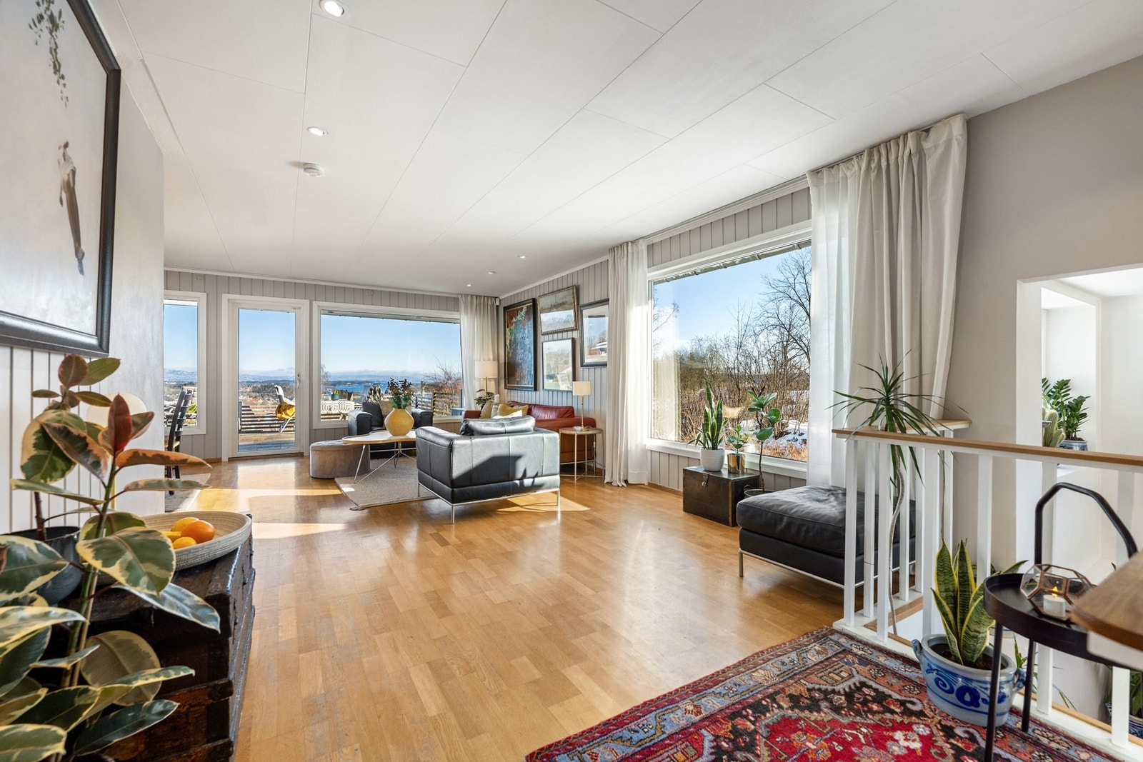 Stue- og spisestuedelen fremstår som romslig og innbydende med gode møbleringsmuligheter og rikelig med naturlig lys fra store vindusflater. Galleribilde