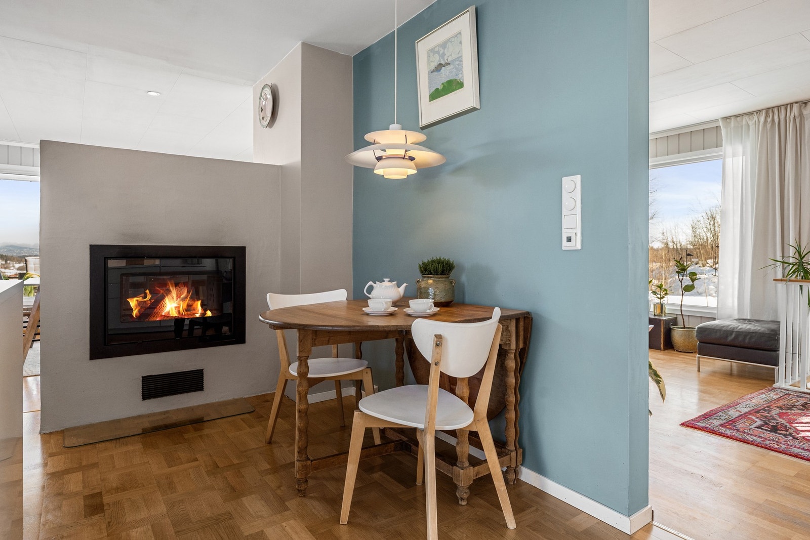 En hyggelig spiseplass ved kjøkkenet, perfekt for morgenkaffen eller et lite måltid. Galleribilde